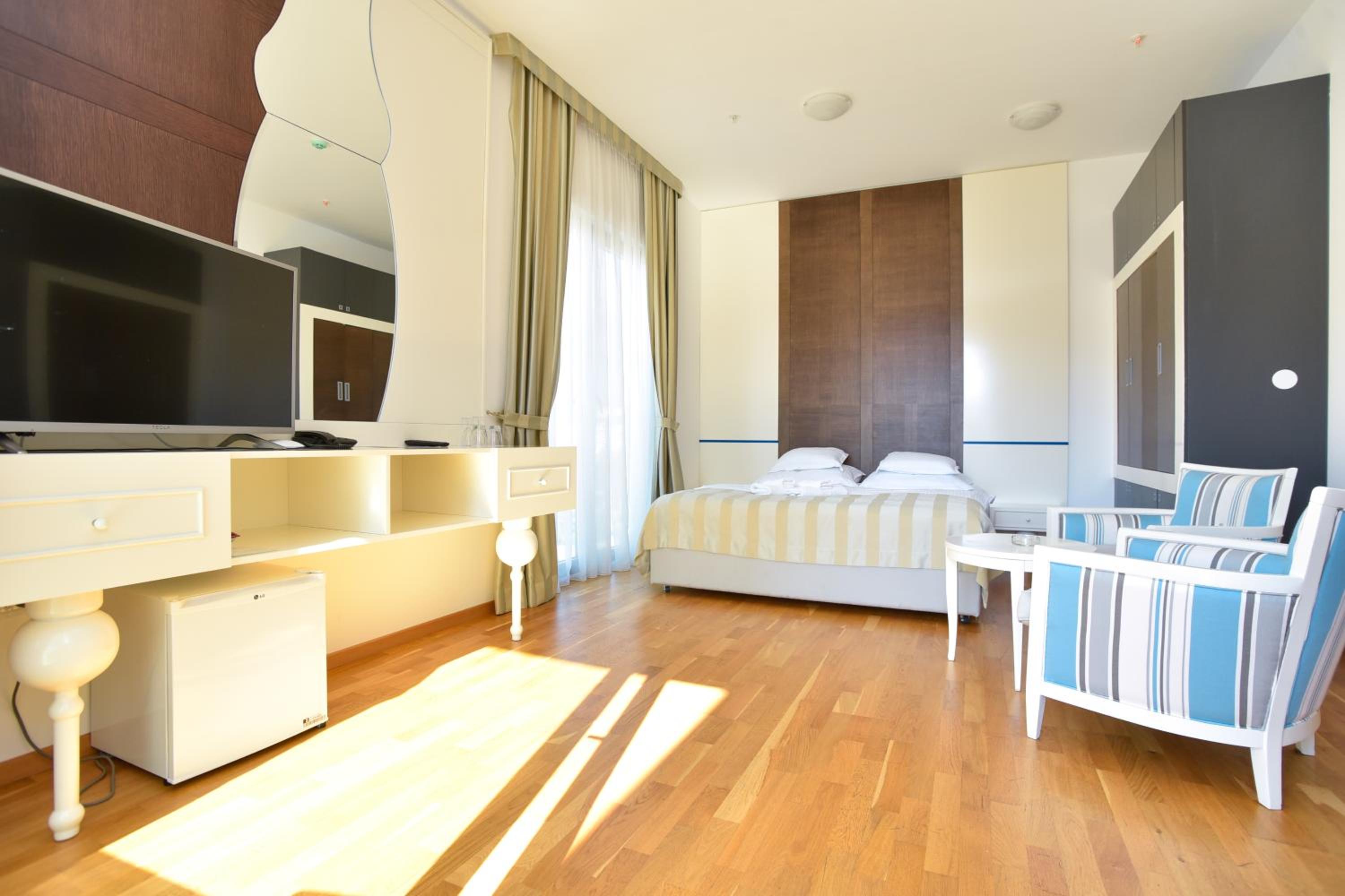 Double Room with Balcony - Photo 3