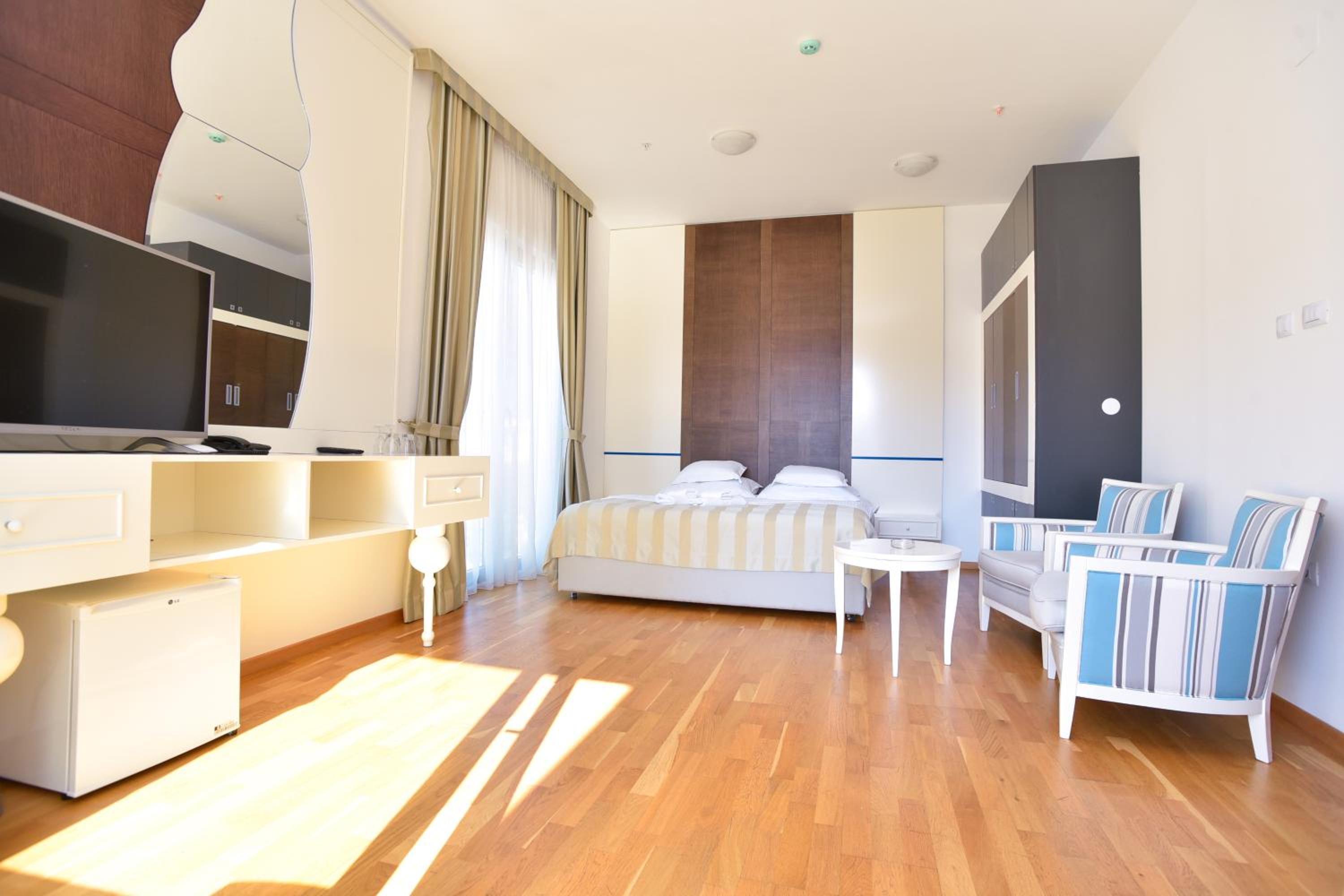 Double Room with Balcony - Photo 10