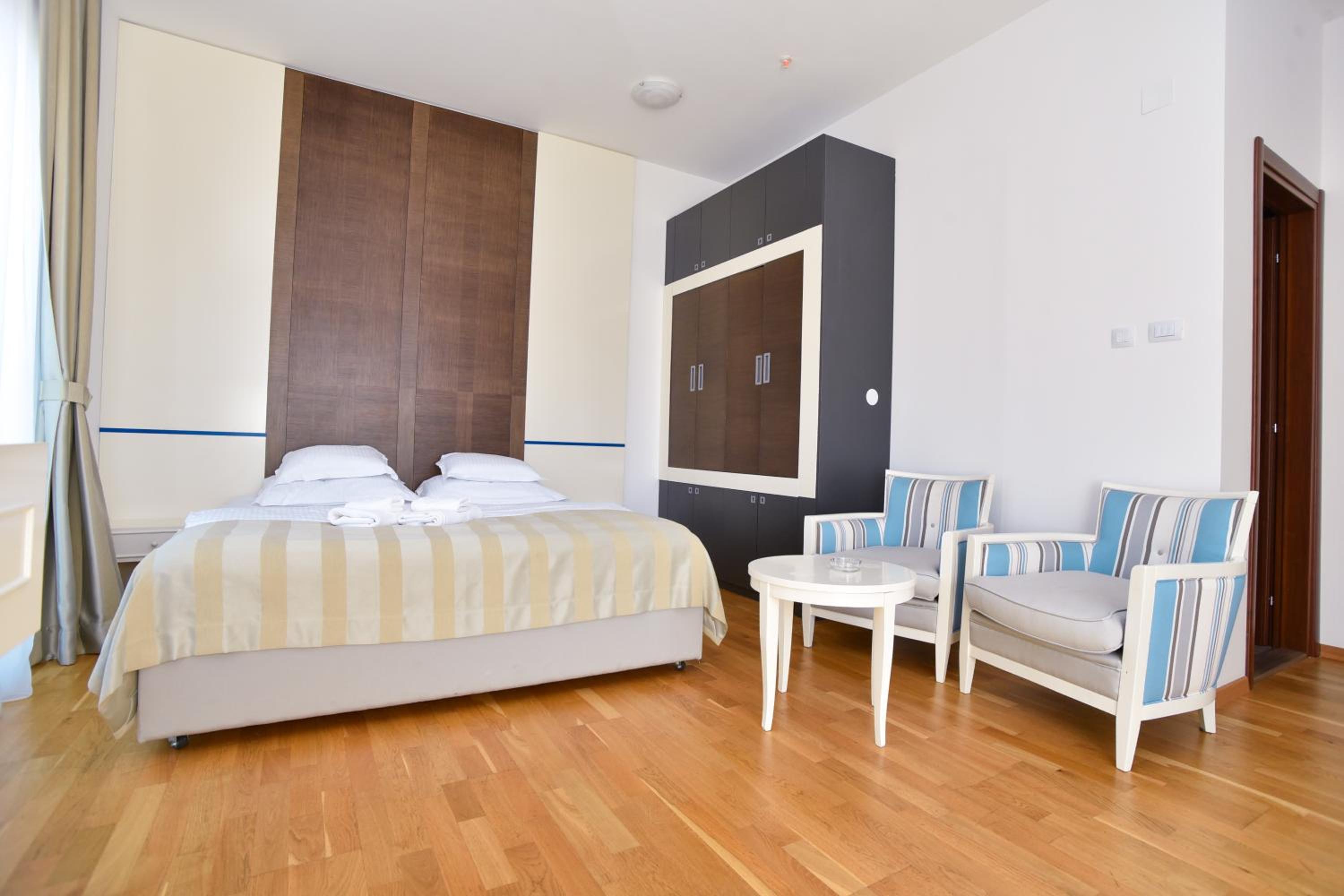 Double Room with Balcony - Photo 4