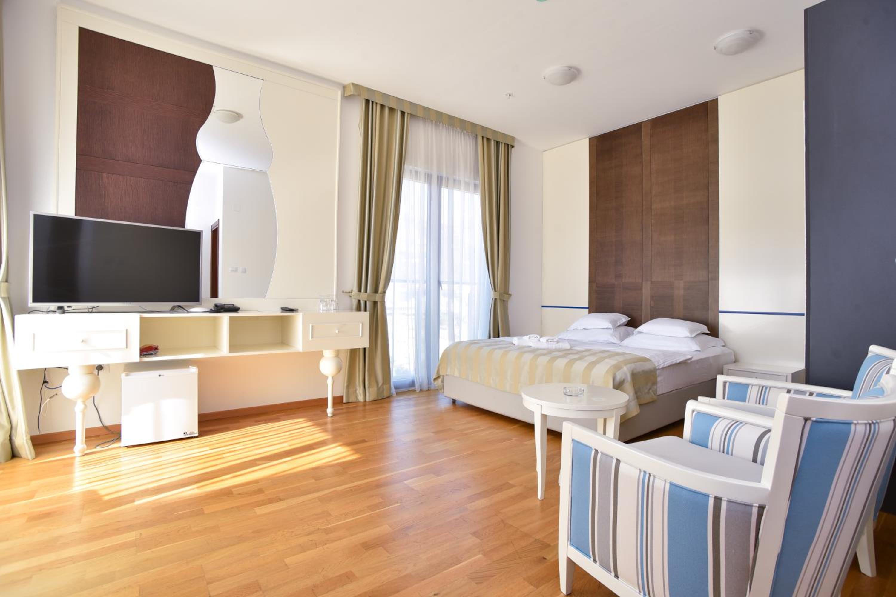 Double Room with Balcony - Photo 2