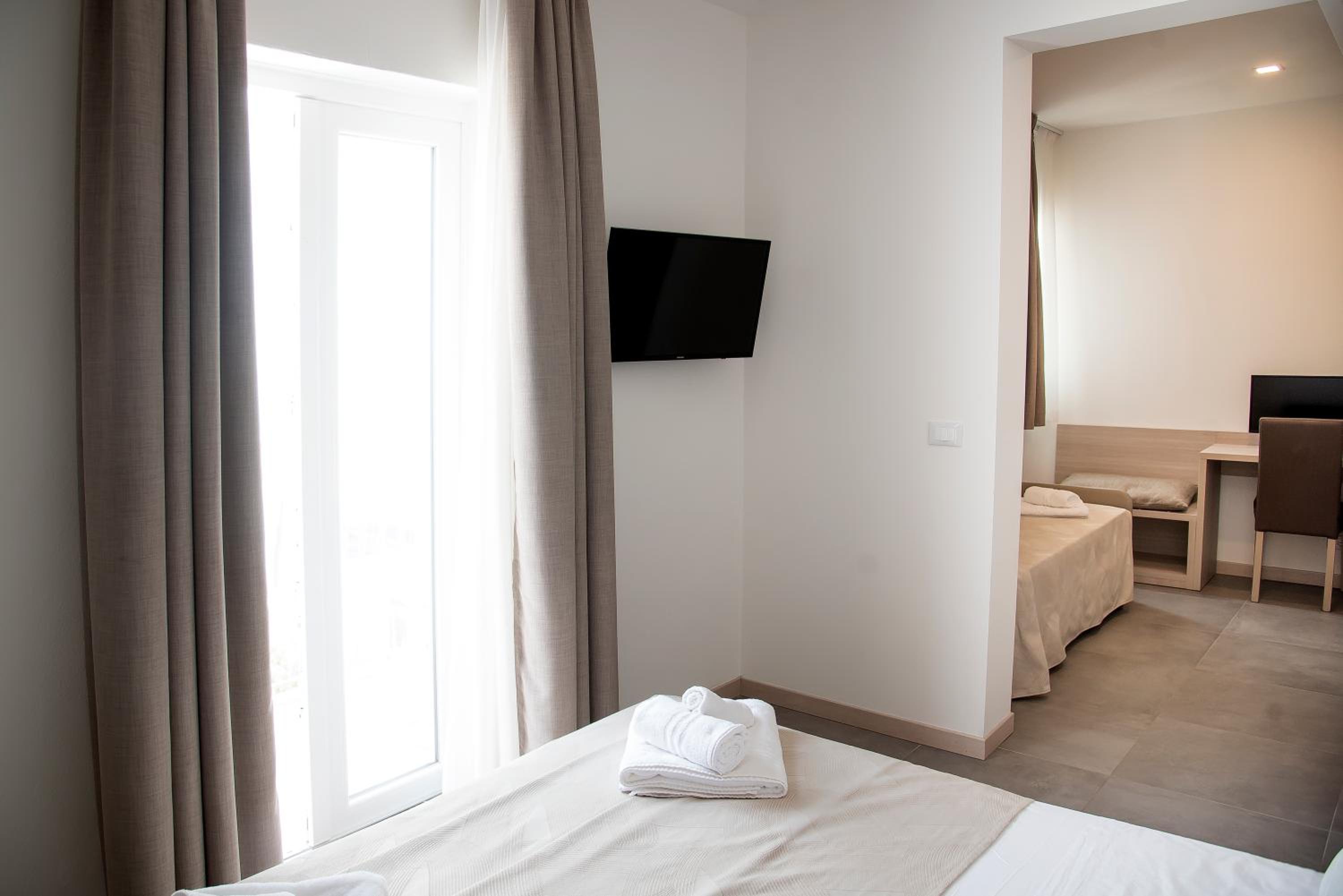 Deluxe Triple Room with Balcony and Lateral Sea View photo 2