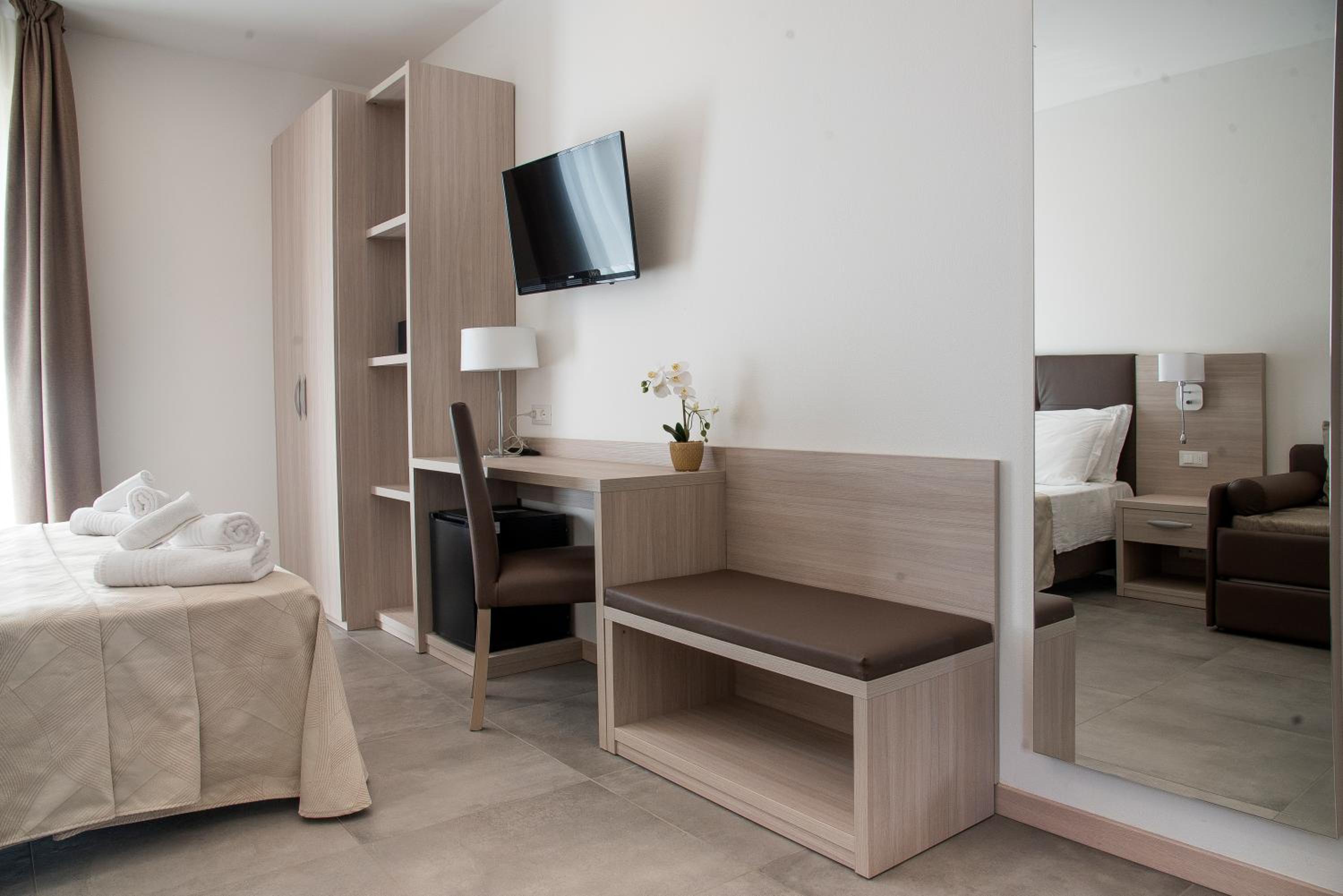 Deluxe Triple Room with Terrace and Sea View photo 2