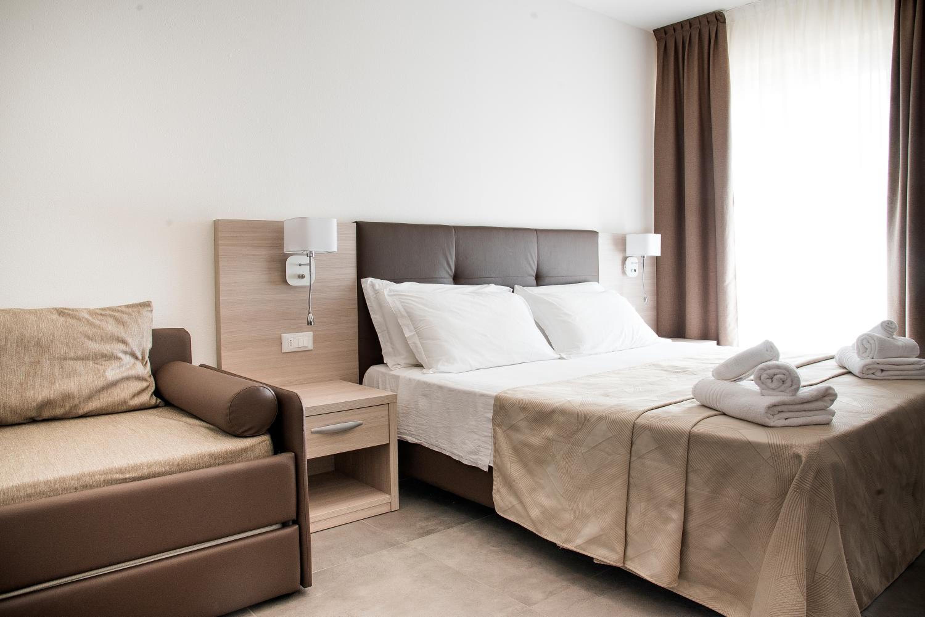 Deluxe Triple Room with Terrace and Sea View photo 3