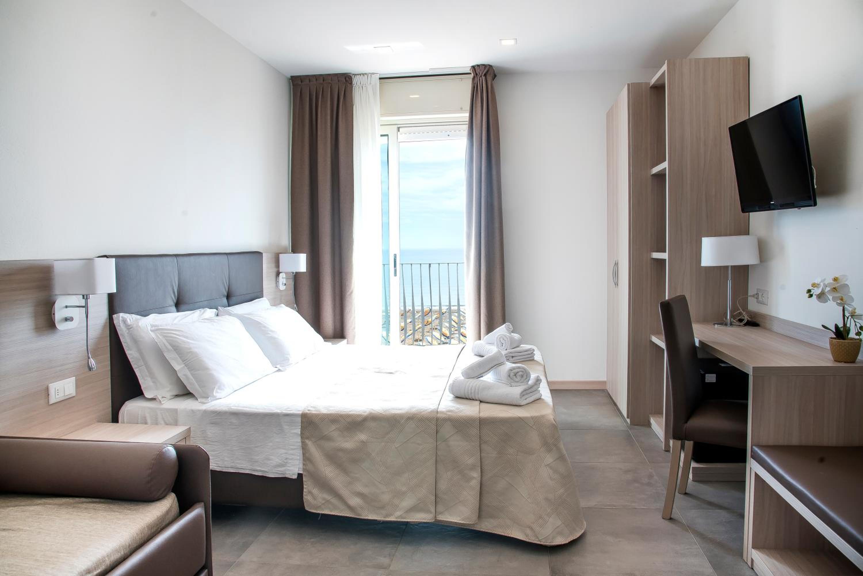 Deluxe Triple Room with Terrace and Sea View photo 1