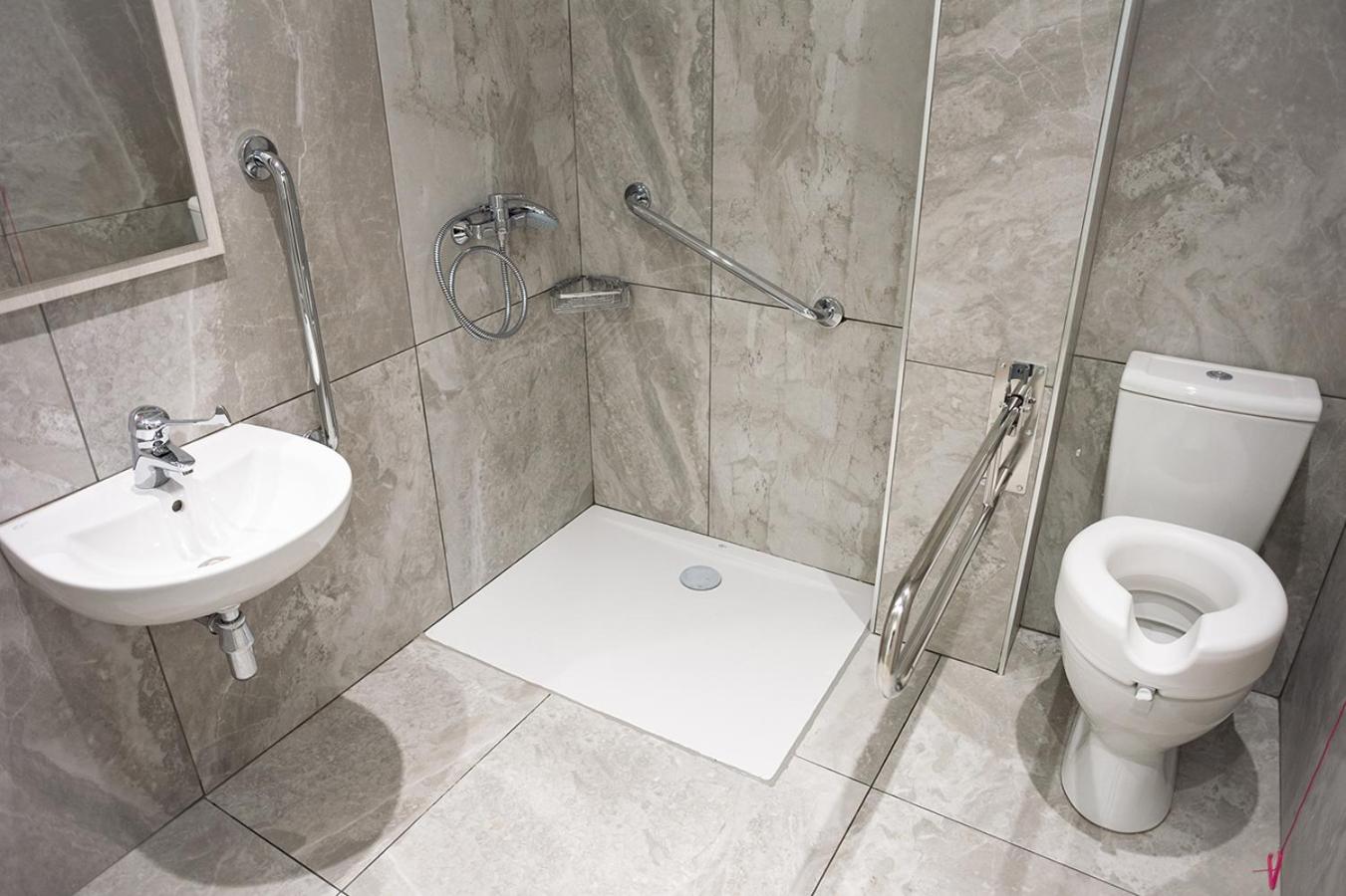 Standard Room Reduced Mobility (Disable Room) - Photo 18