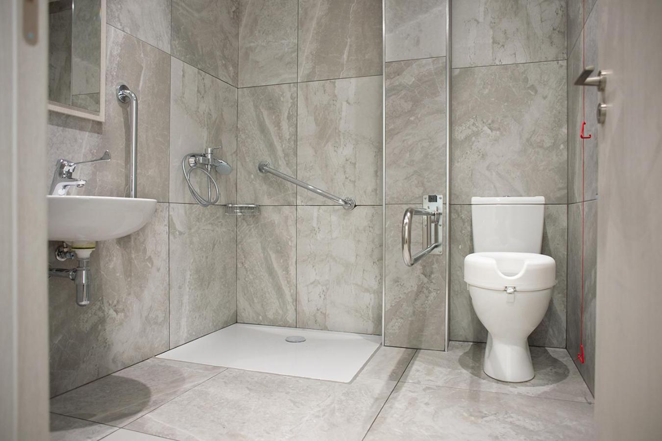 Standard Room Reduced Mobility (Disable Room) - Photo 17