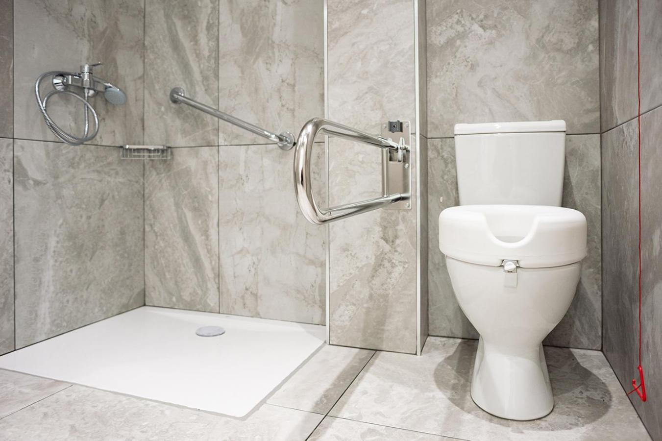 Standard Room Reduced Mobility (Disable Room) - Photo 16