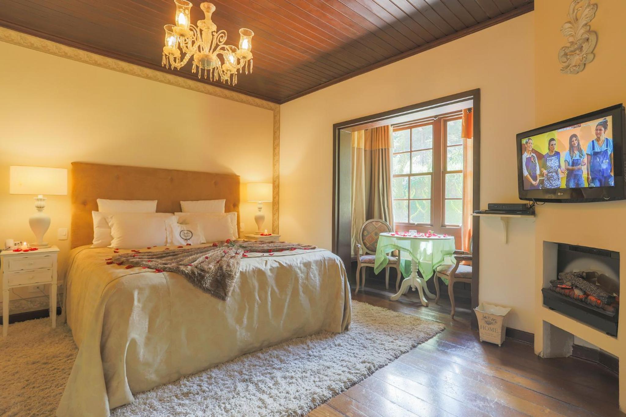 Deluxe King Suite photo 1