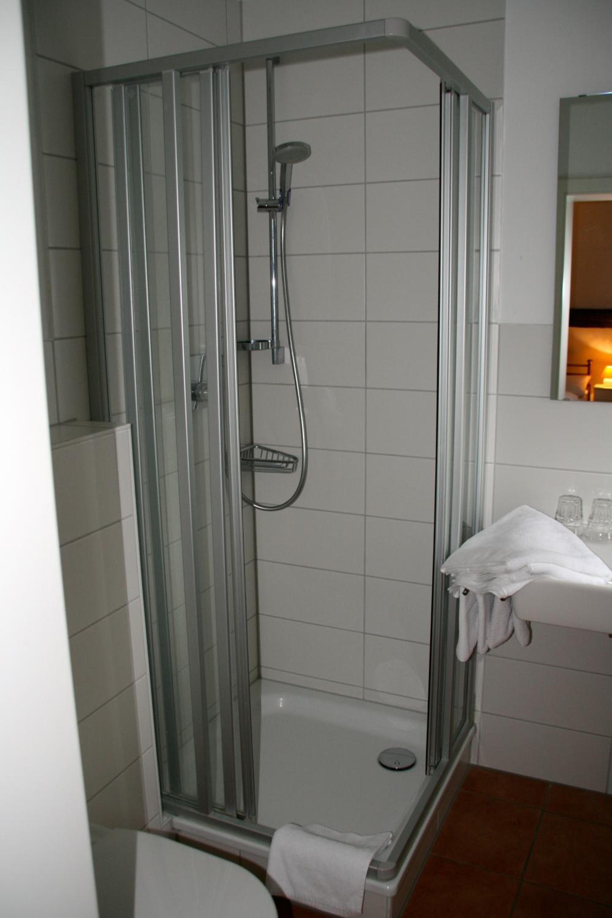 Double Room with Private Bathroom - Photo 11