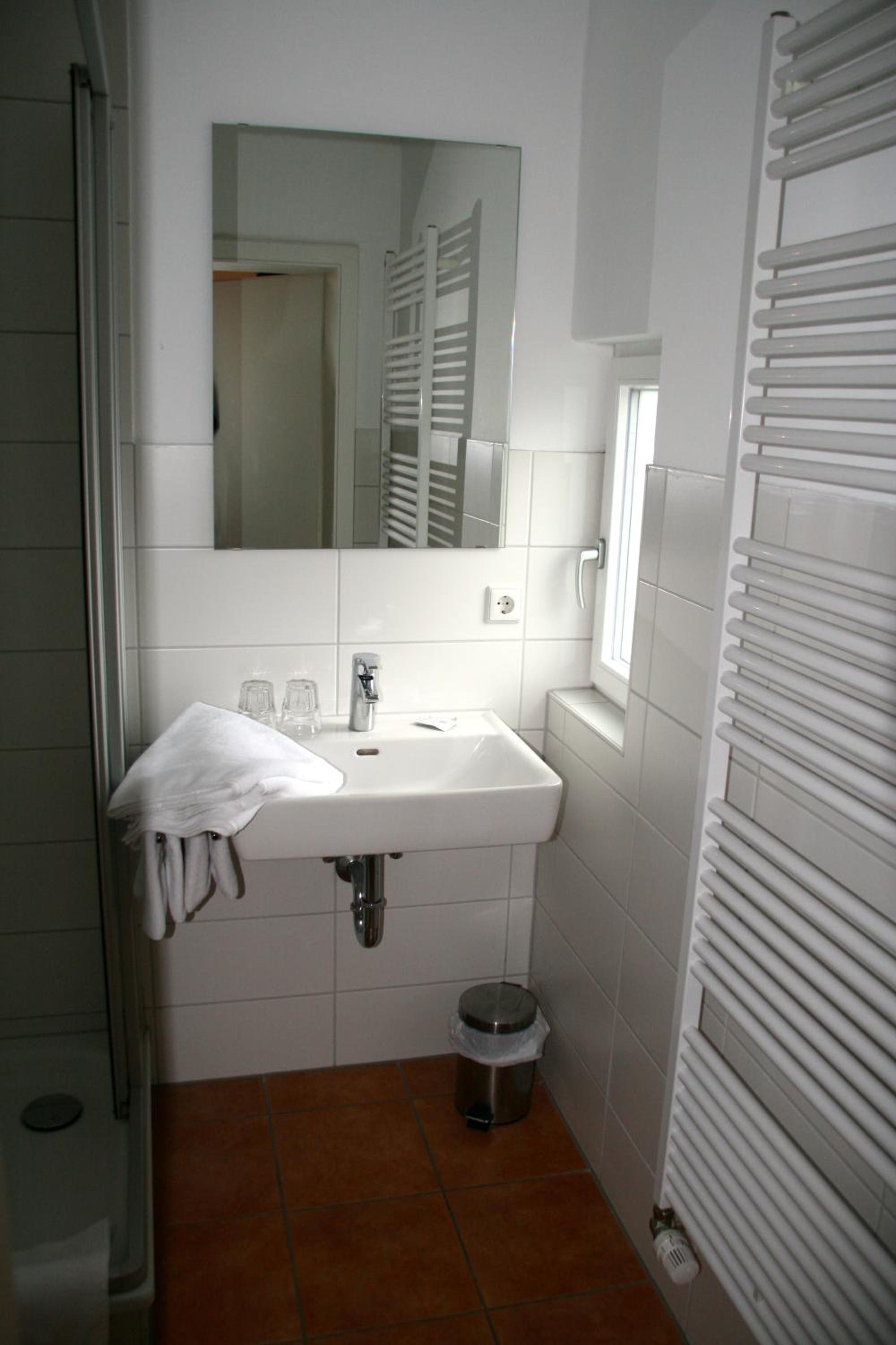 Double Room with Private Bathroom - Photo 12