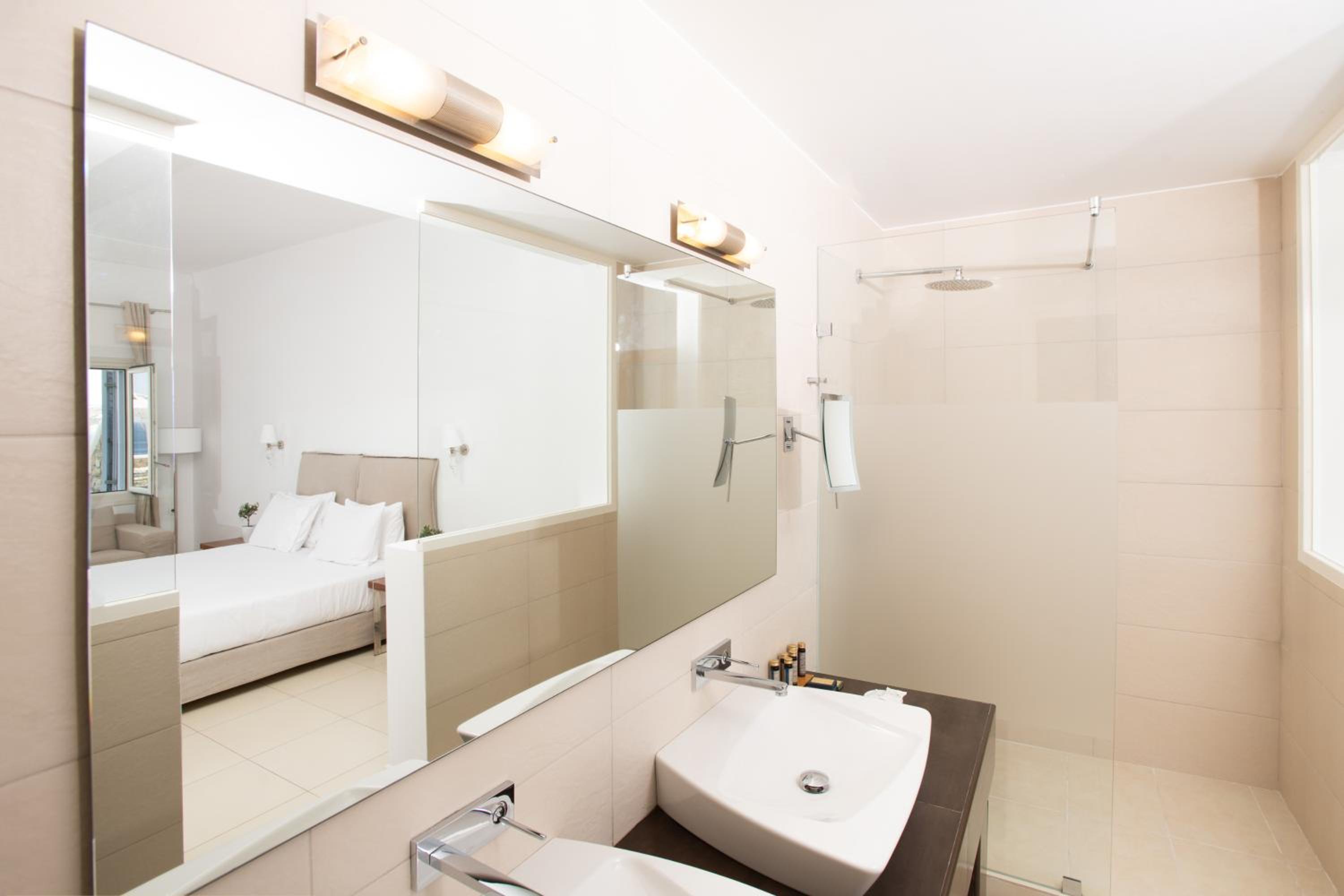 Deluxe Suite with Sea View and Outdoor Hot Tub - Photo 7