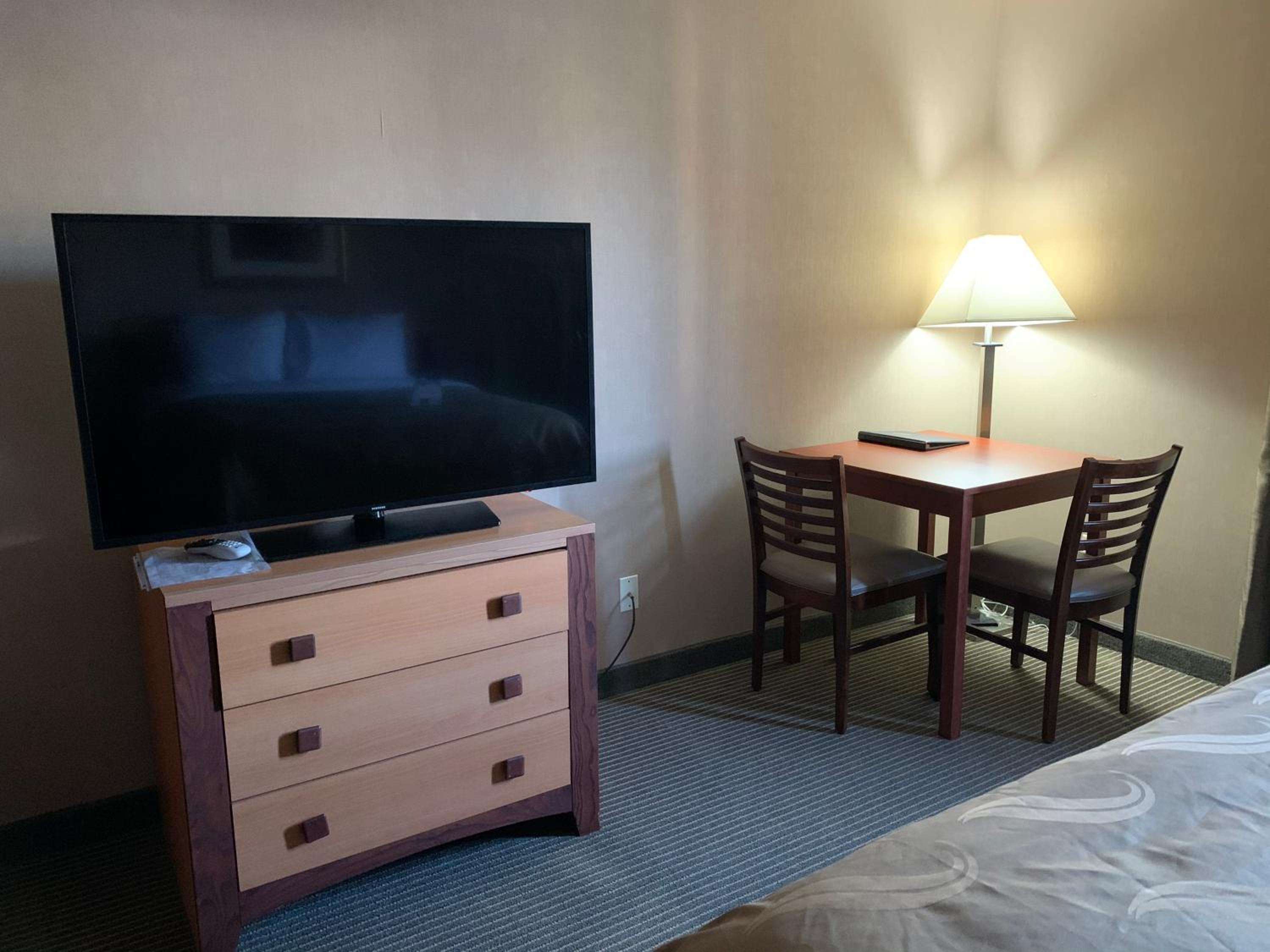 Deluxe Queen Room with Two Queen Beds - Photo 8