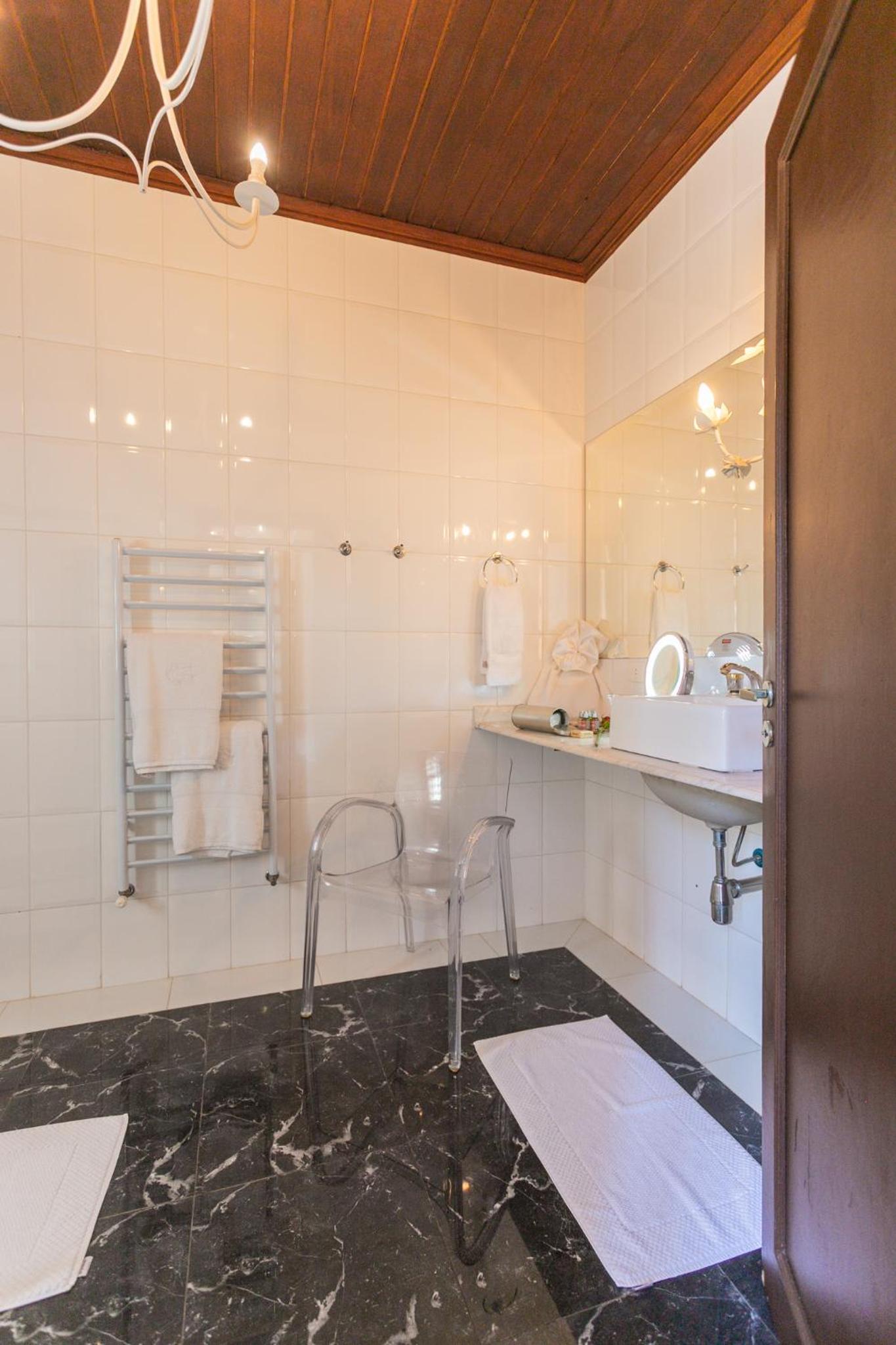 Deluxe King Suite photo 3