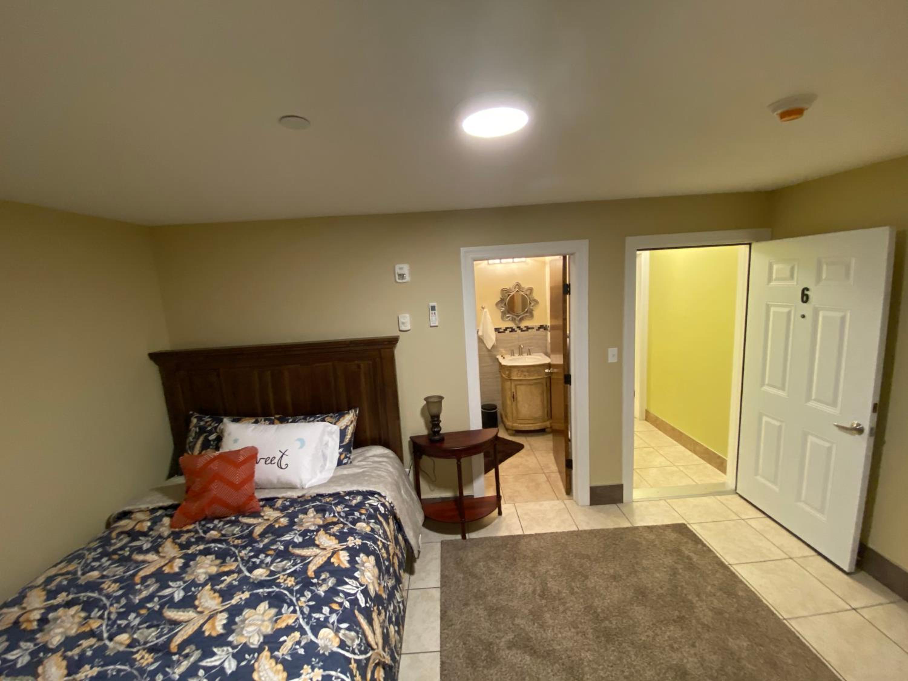 Deluxe Queen Suite photo 3