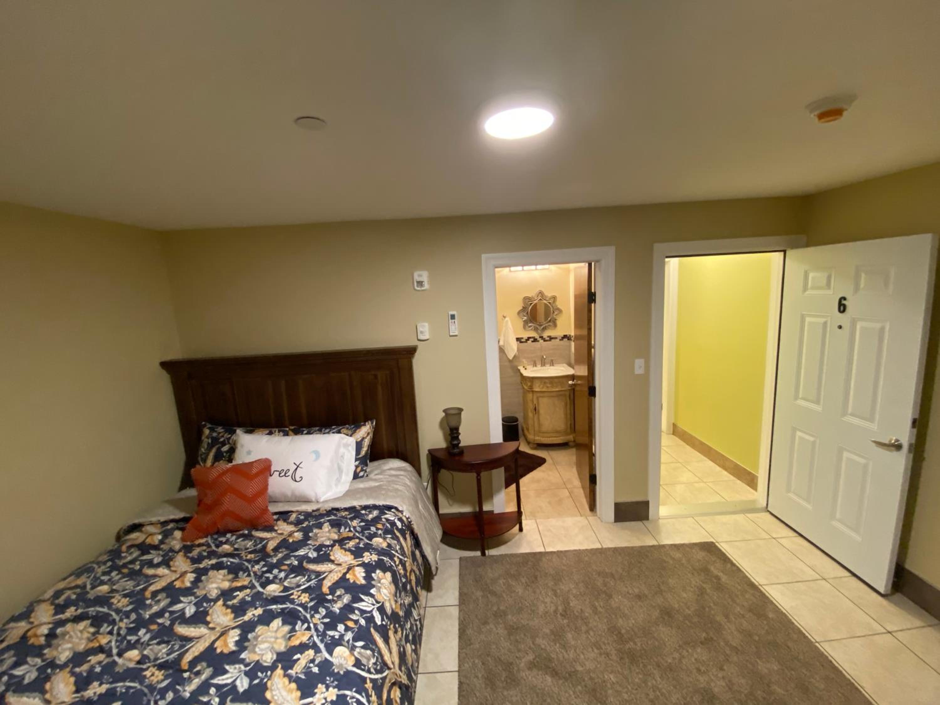 Deluxe Queen Suite photo 1
