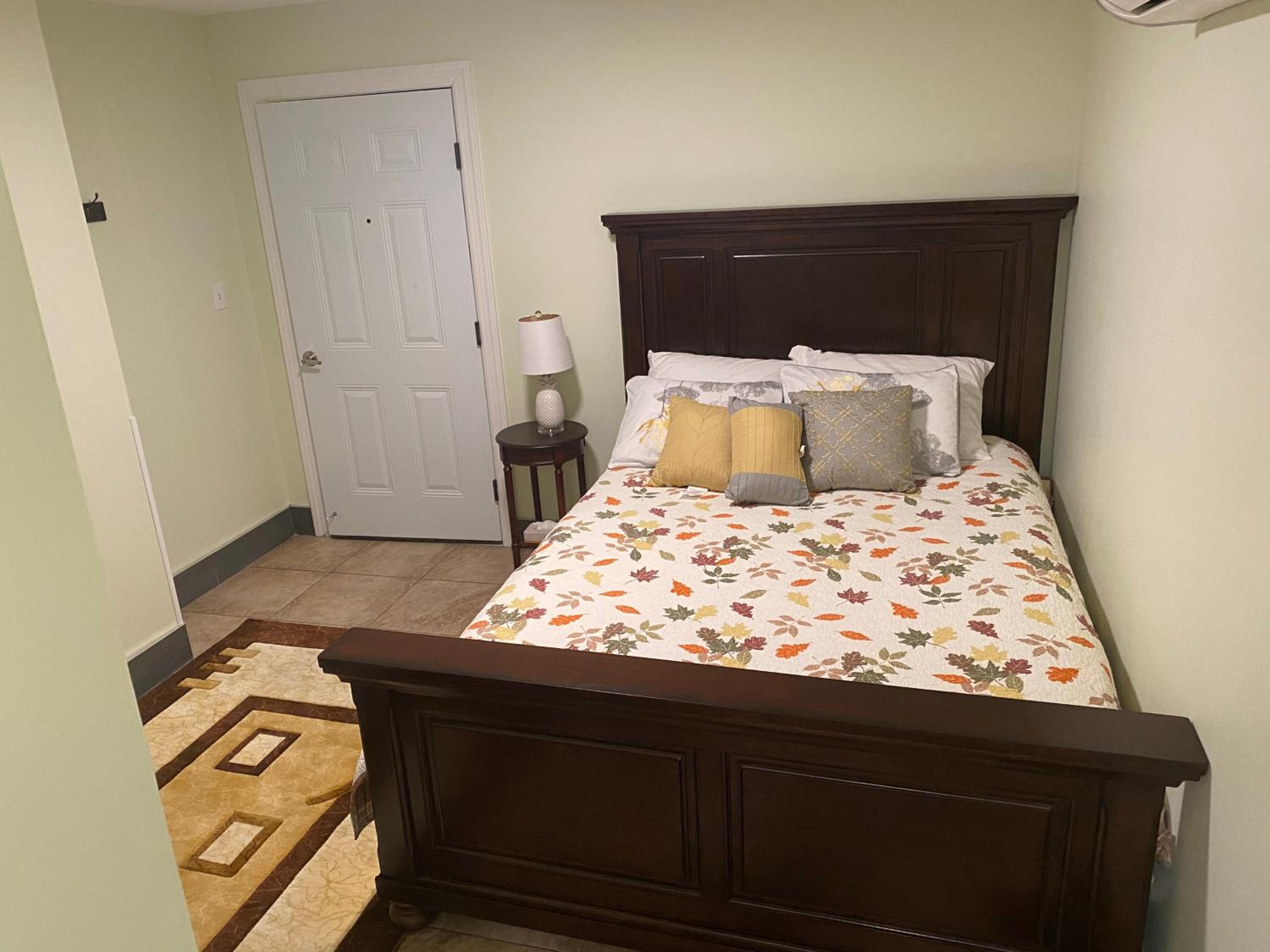 Deluxe Queen Suite photo 1
