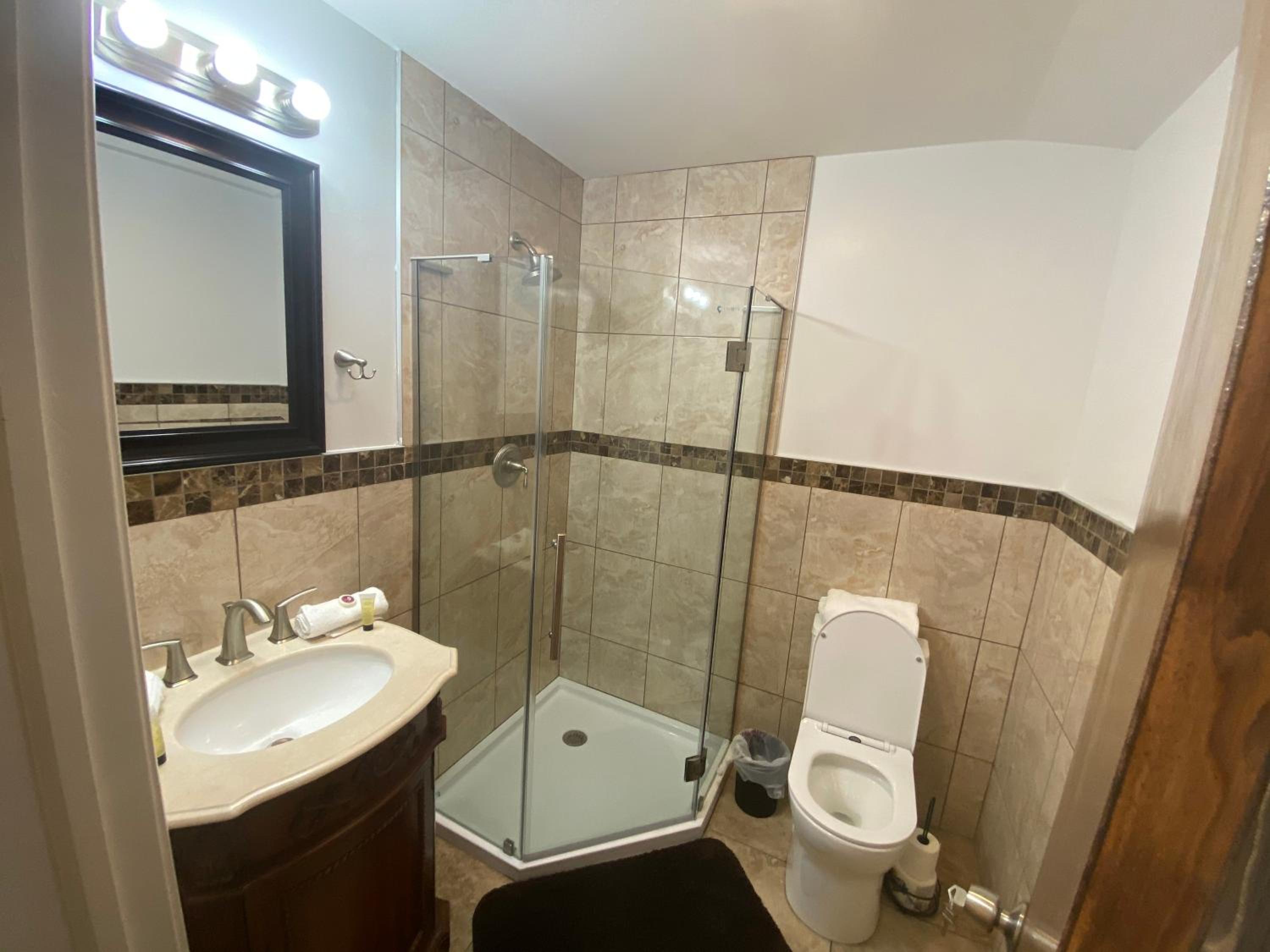 Deluxe Queen Suite photo 2