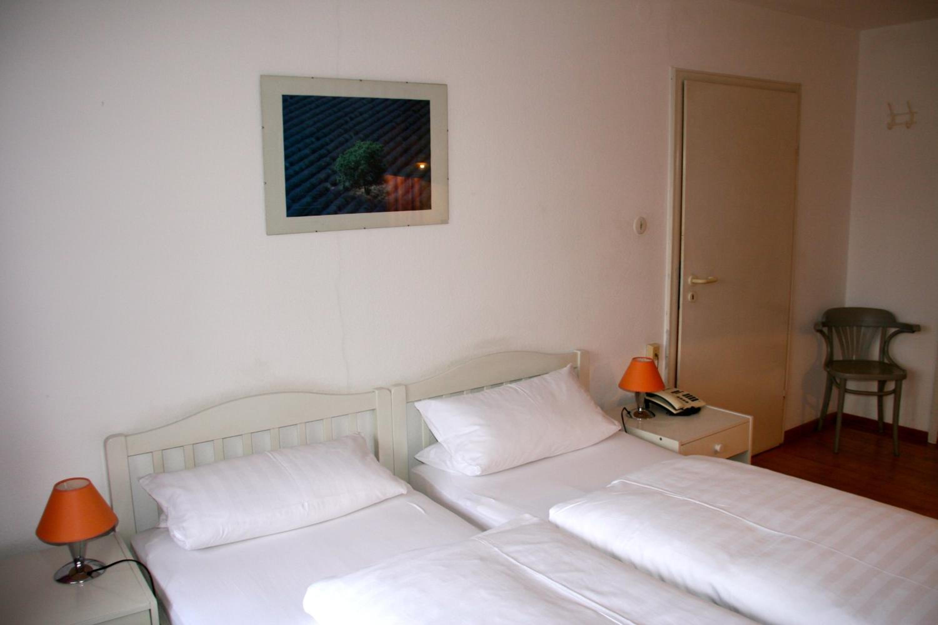 Double Room with Private Bathroom - Photo 3