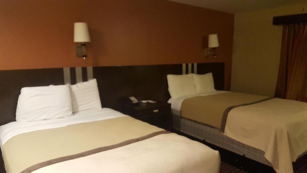 Queen Room with Two Queen Beds - Photo 2