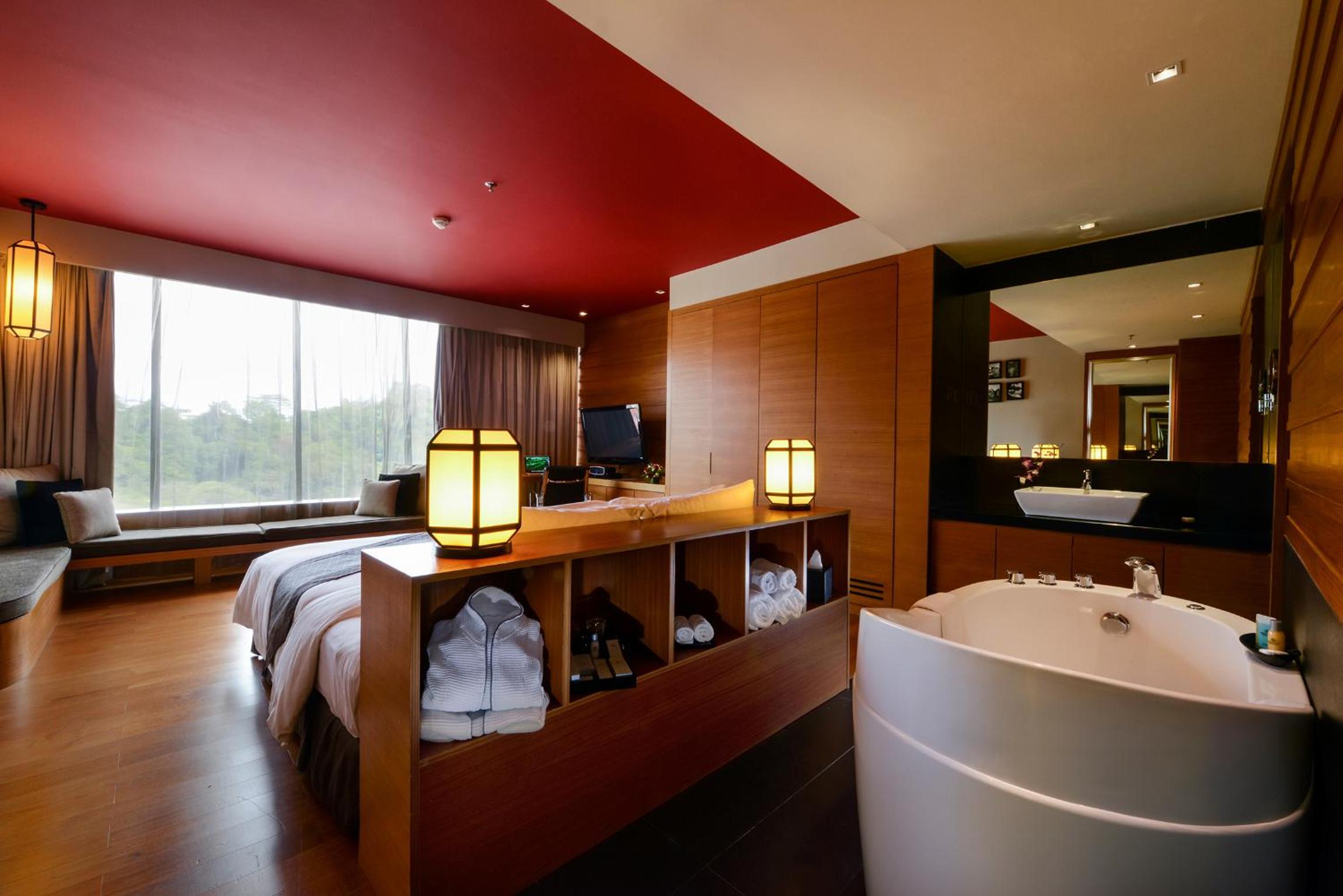 Grand Deluxe King Room - Photo 2