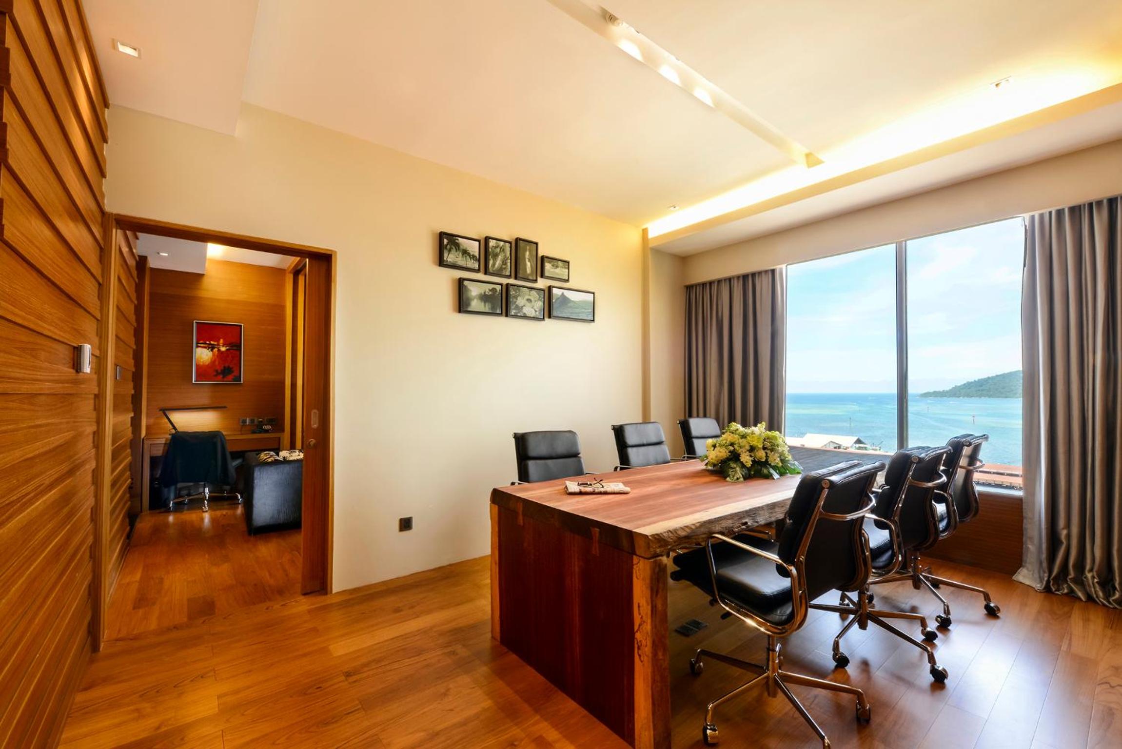 CEO Suite - Photo 5
