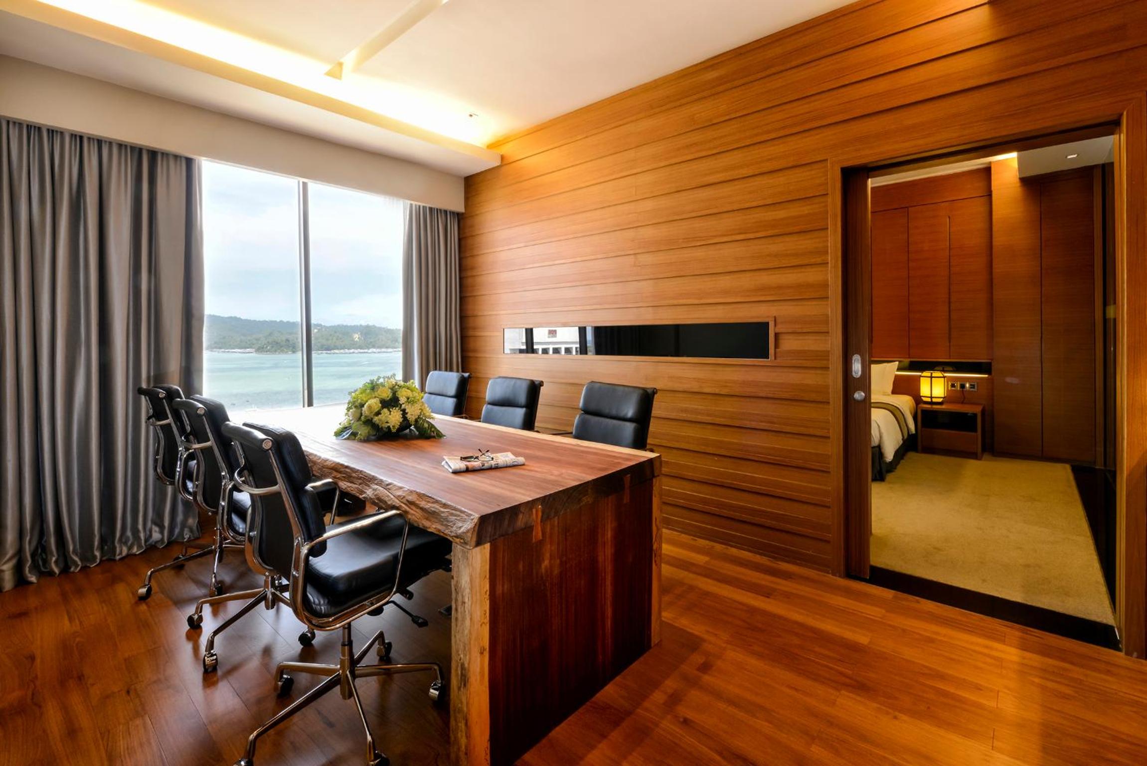 CEO Suite - Photo 4