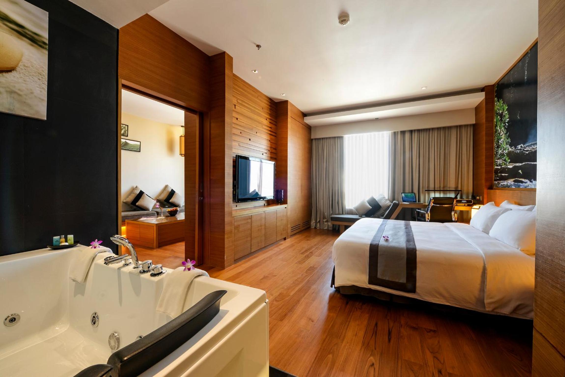 CEO Suite - Photo 2