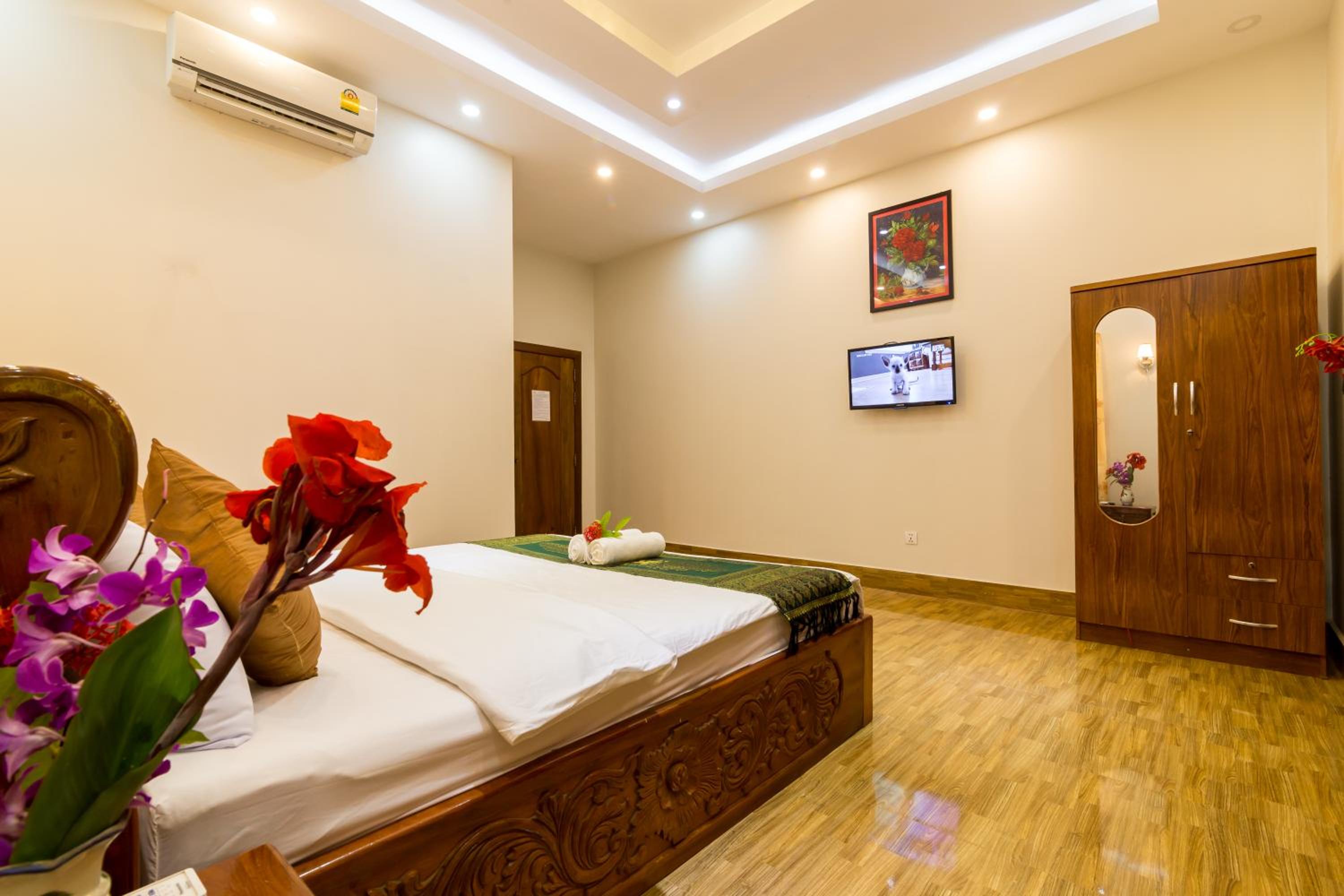 Deluxe King Room - Photo 2