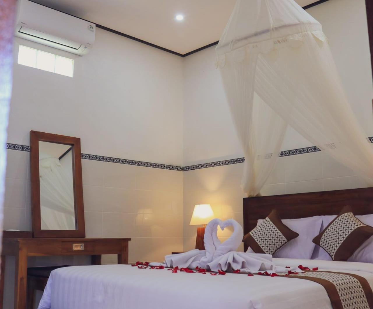 Three-Bedroom Villa - Photo 2