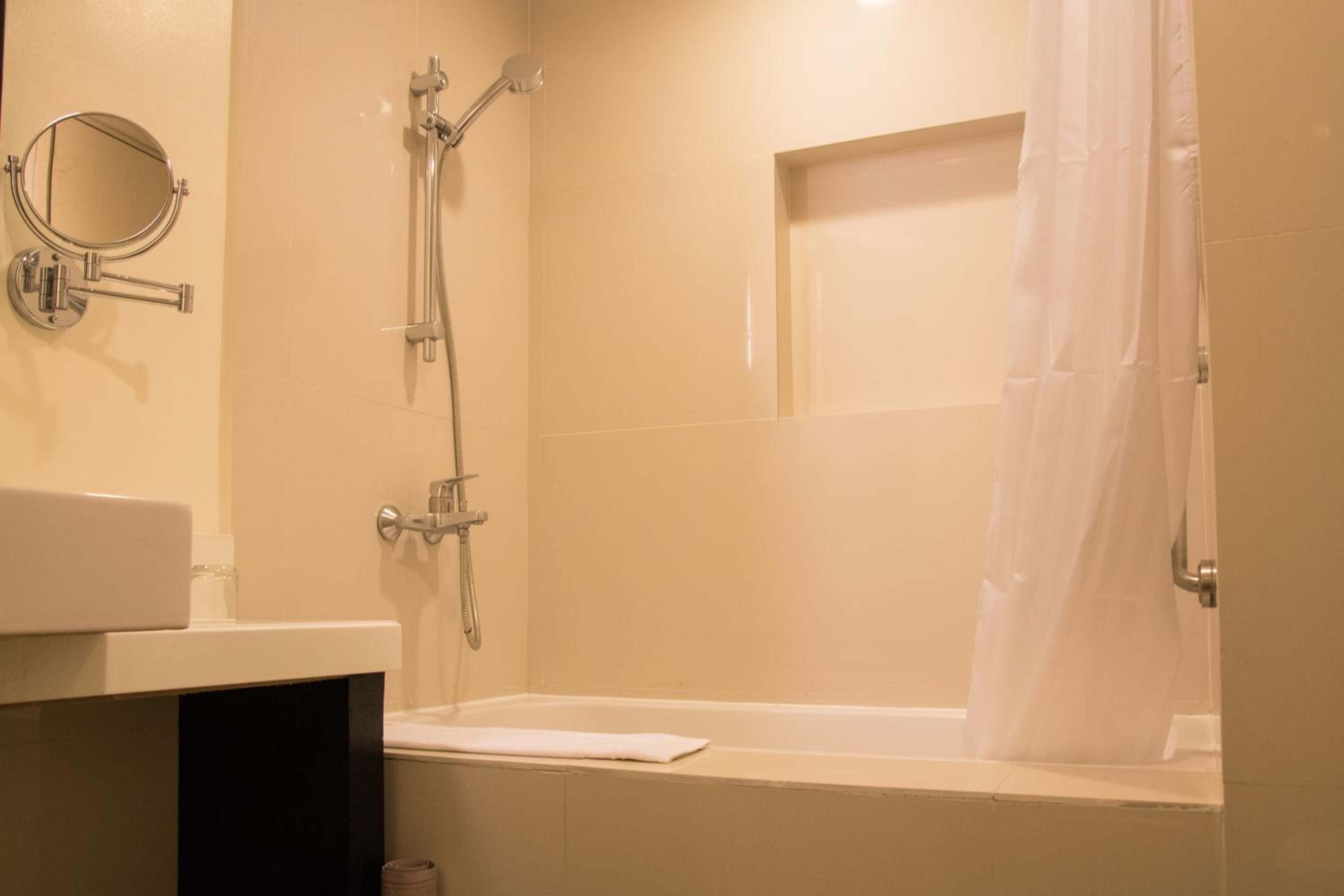 1 King Bed, Larger Room with Kitchenette and Club Access, photo 6
