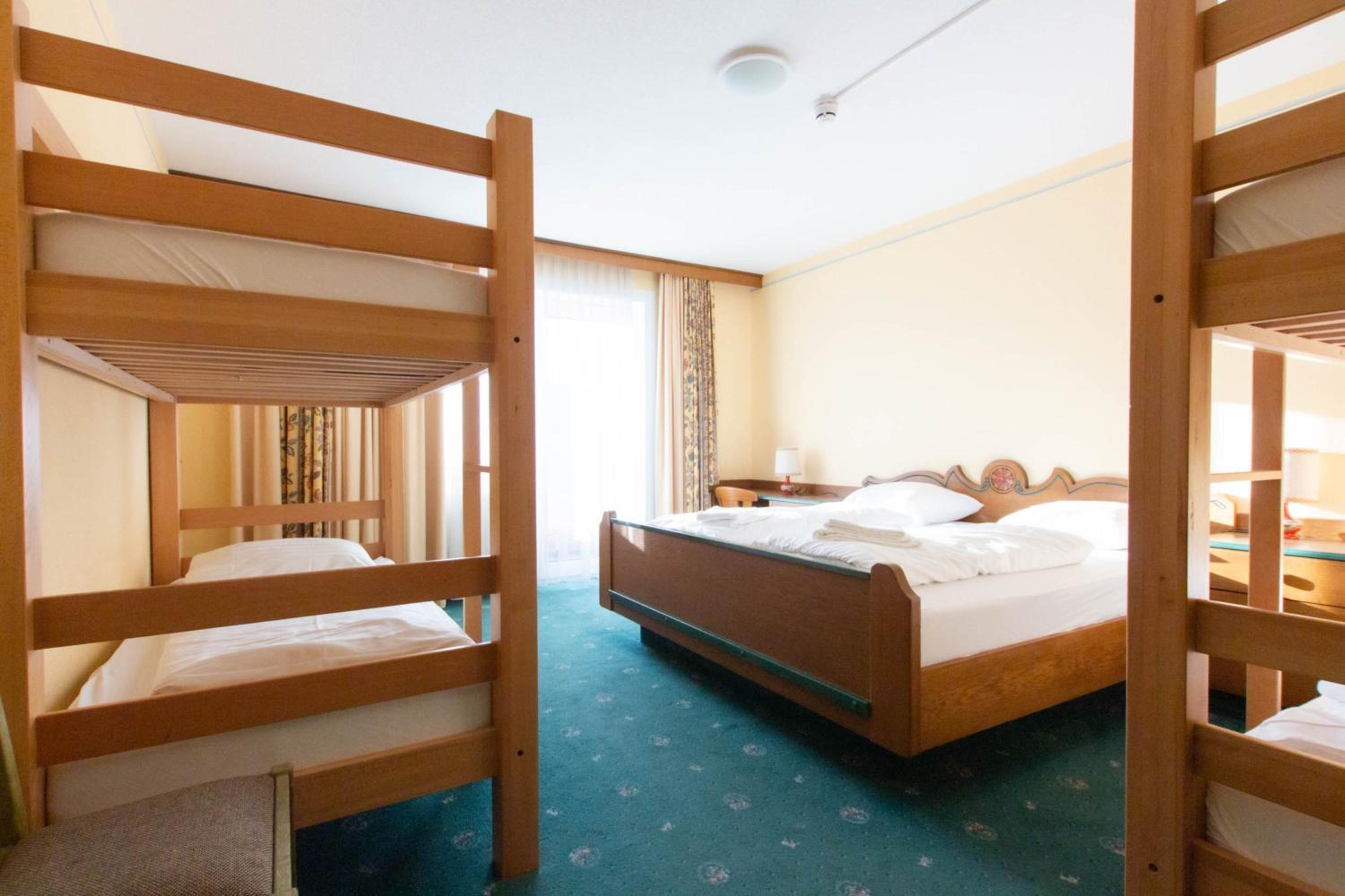 6-Bed Room photo 3