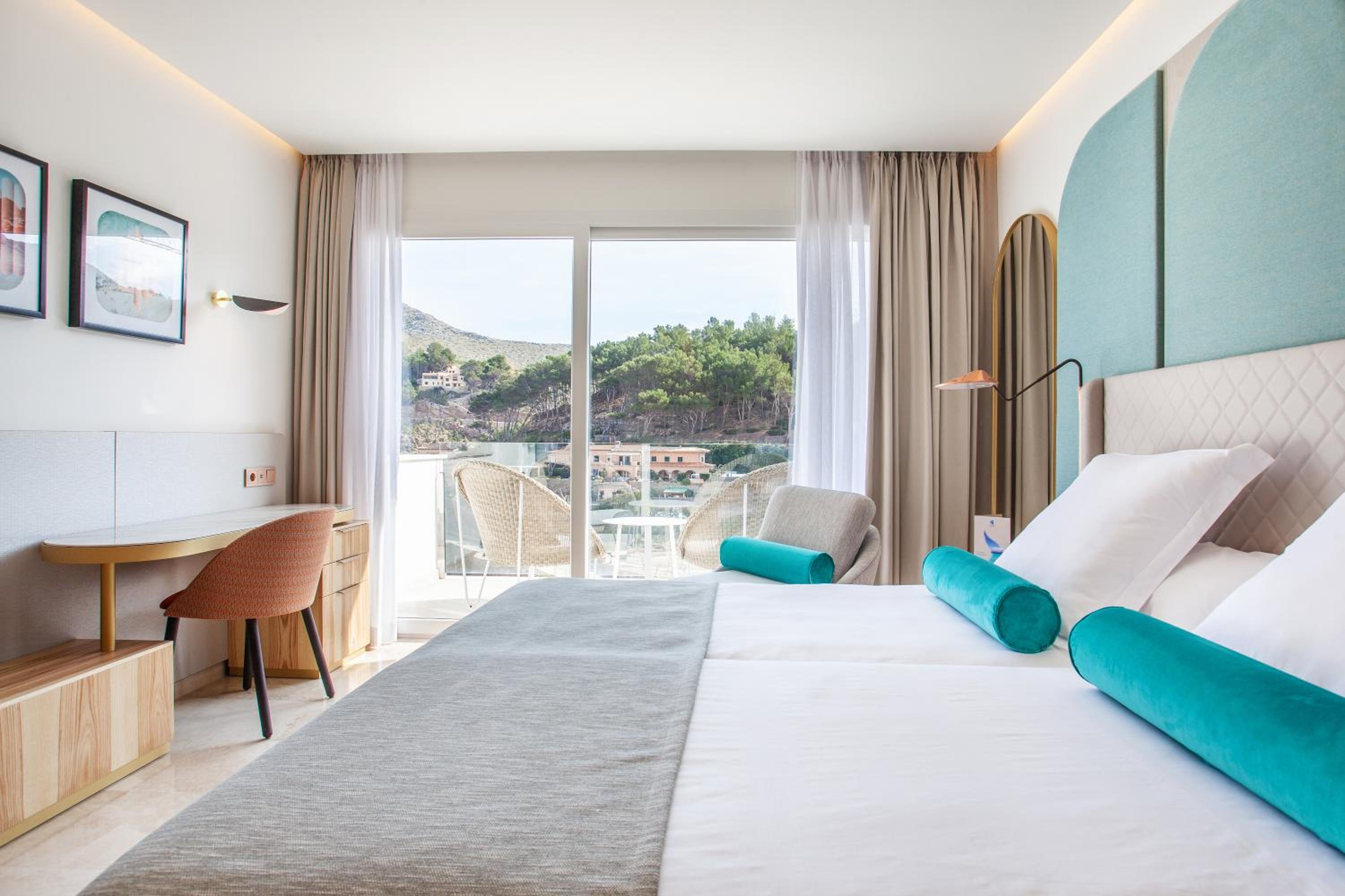 Suite with Sea View (2 Adults + 1 Child) - Photo 2