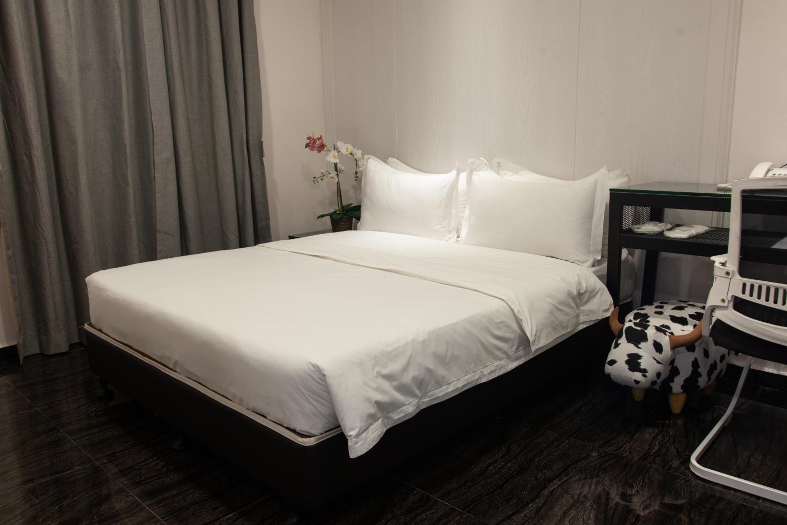 Deluxe Queen Room