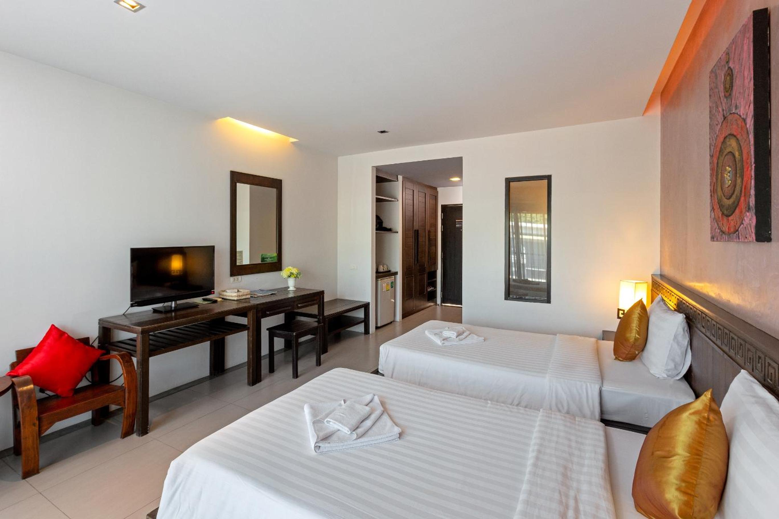 Deluxe Double or Twin Room with Pool View photo 3