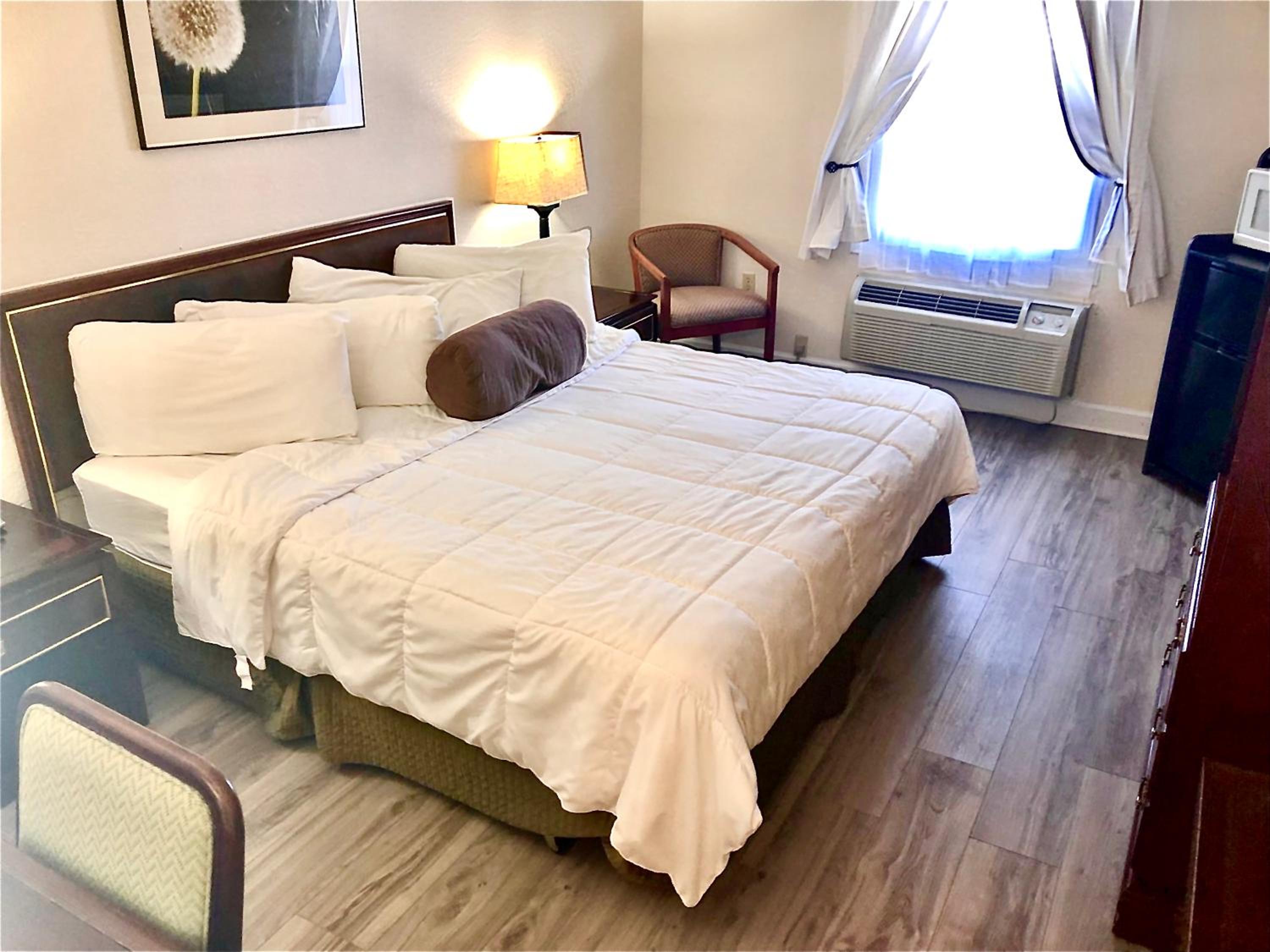 Deluxe King Room - Photo 1