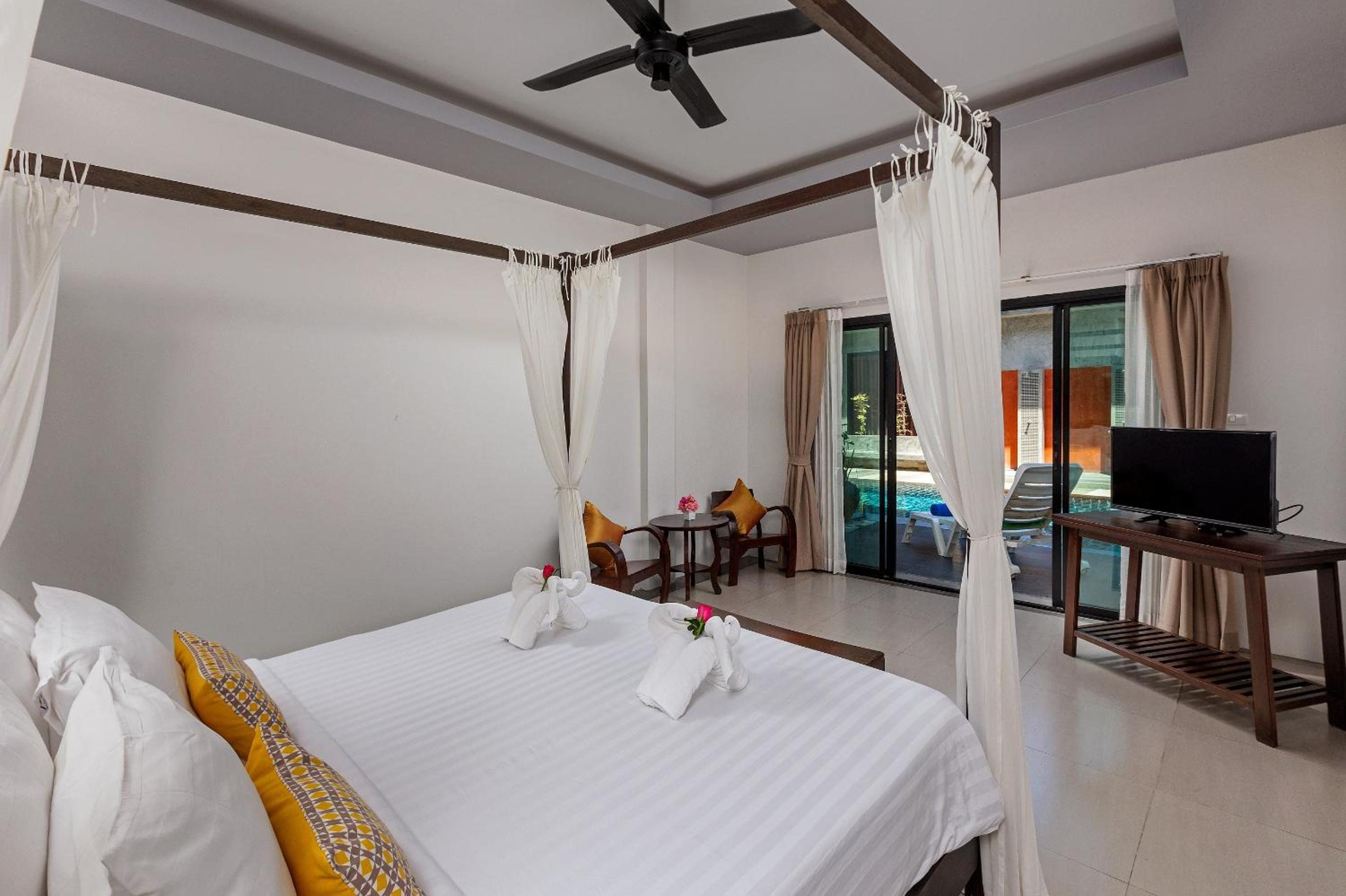 Deluxe Double Room with Pool Access photo 3
