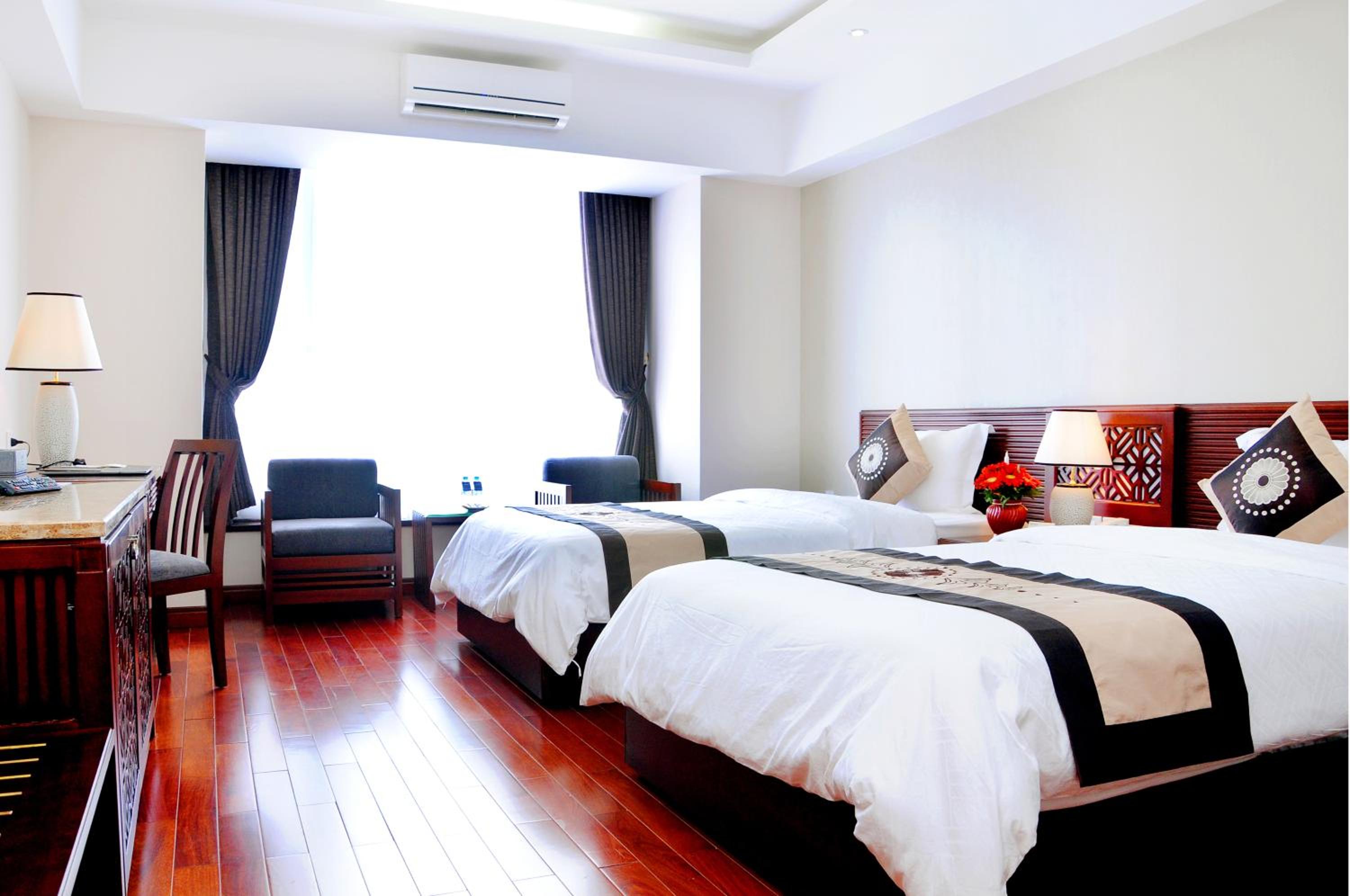 Deluxe Twin Room with City View photo 2