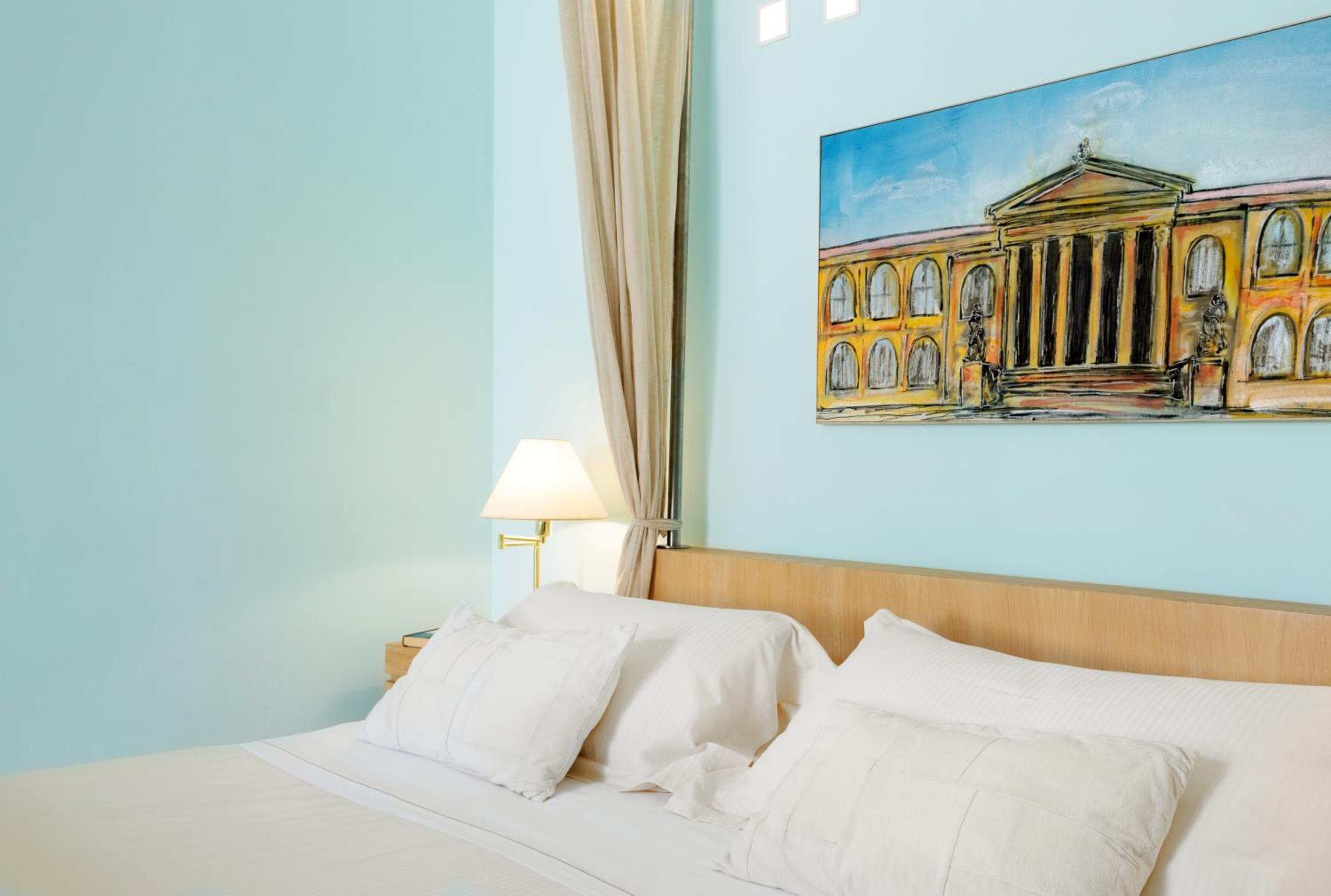 Superior room with a four poster bed - Photo 11