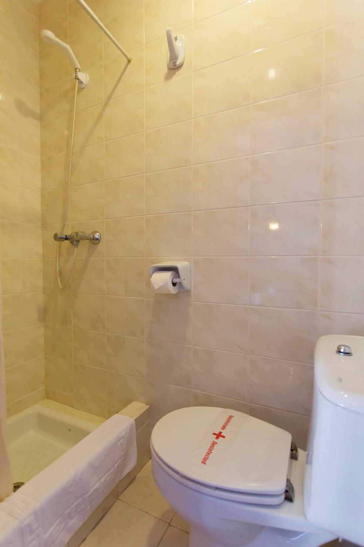 Double or Twin Room with Partial Sea View photo 2