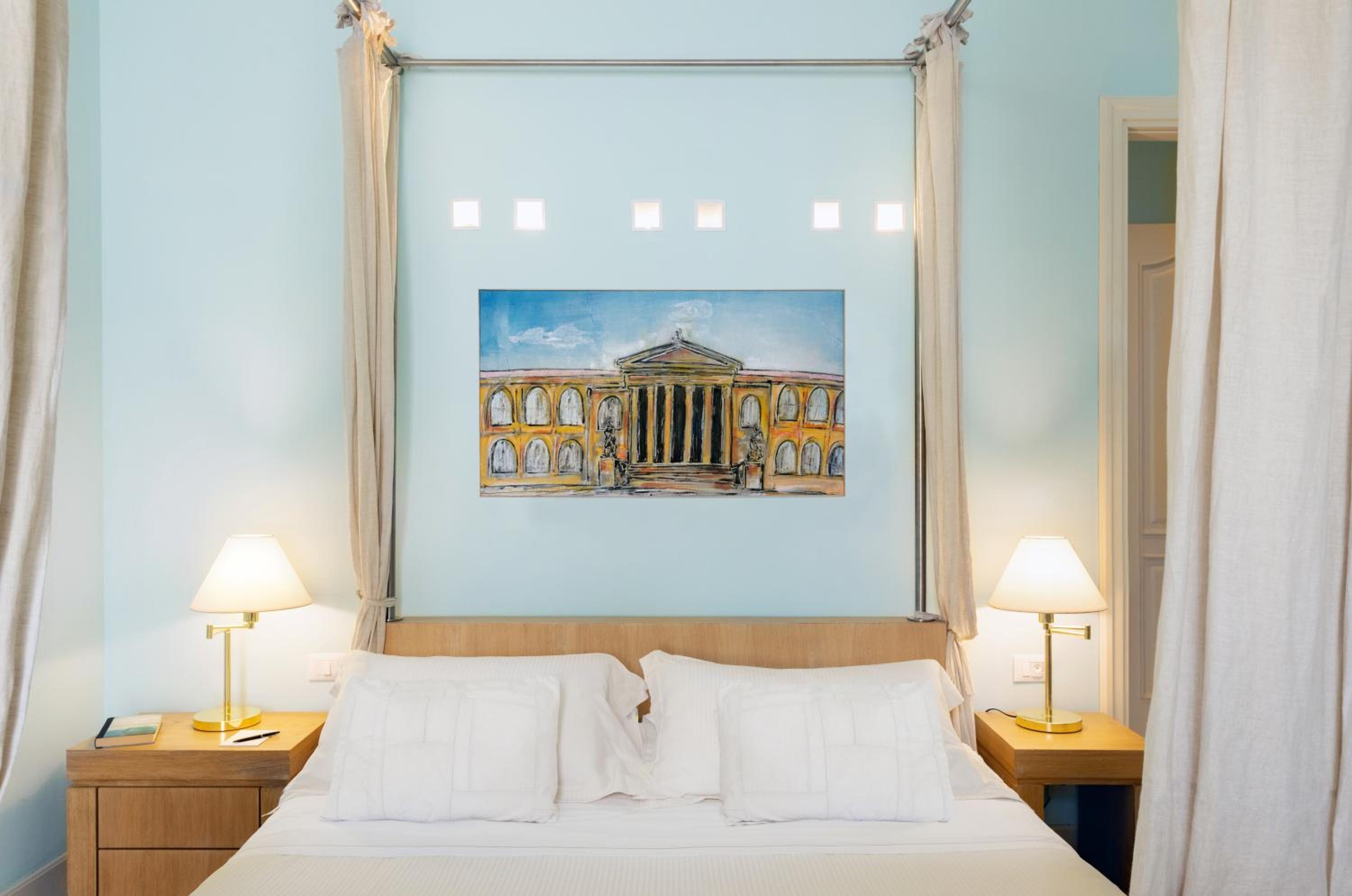 Superior room with a four poster bed - Photo 4