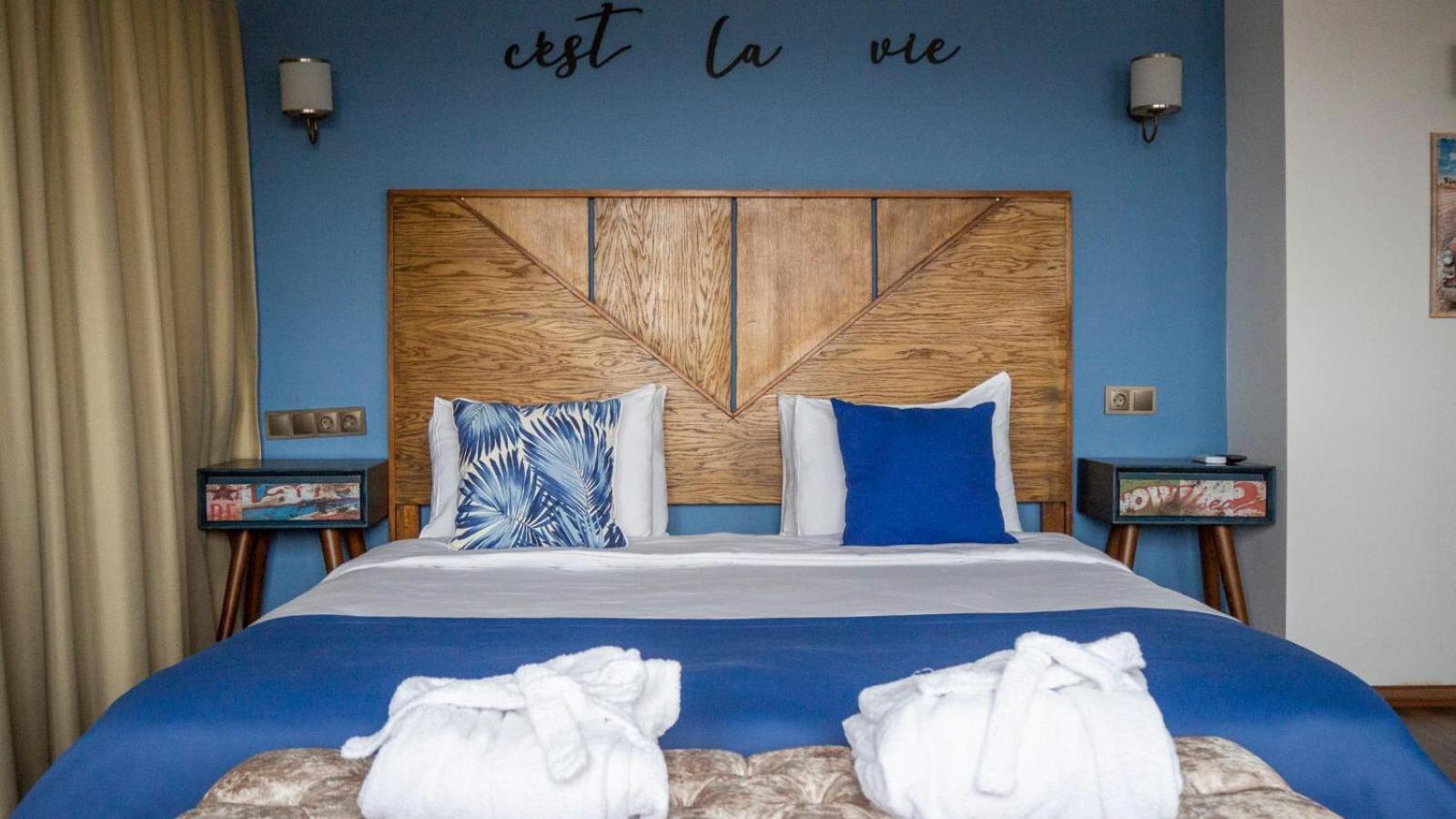 Deluxe Double Room with Side Sea View photo 2