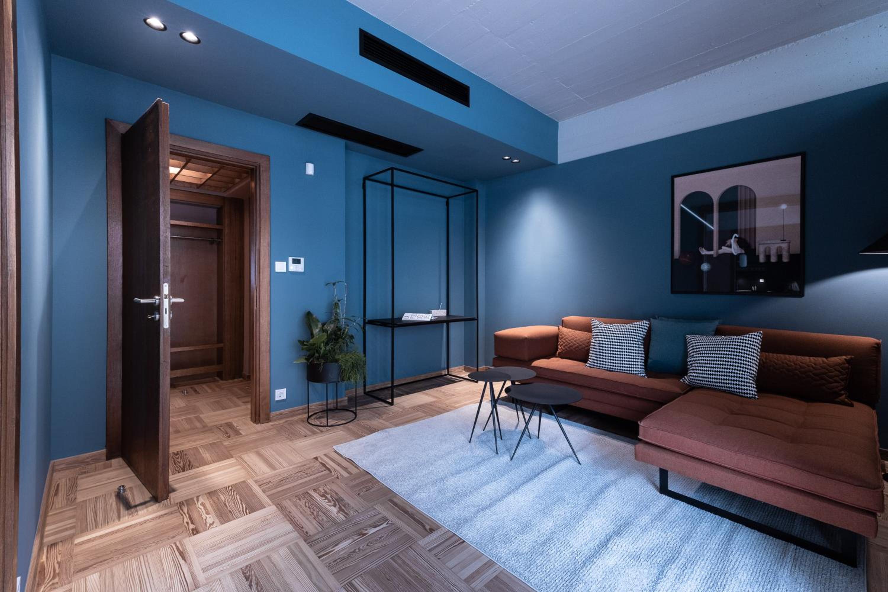 Blue and Peach Two Bedroom Apartment Free Parking photo 1
