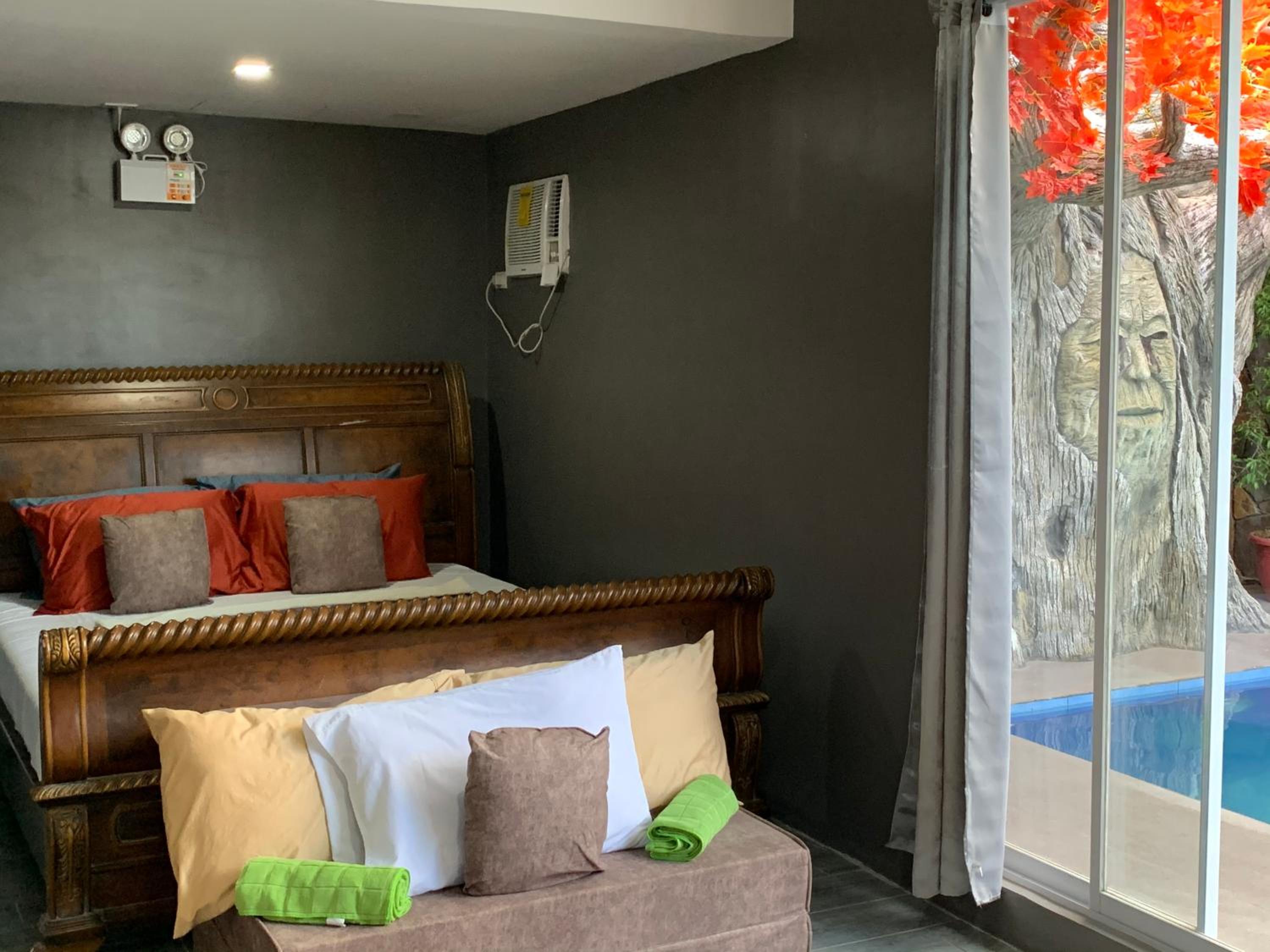 Family Room with Garden View - Photo 1