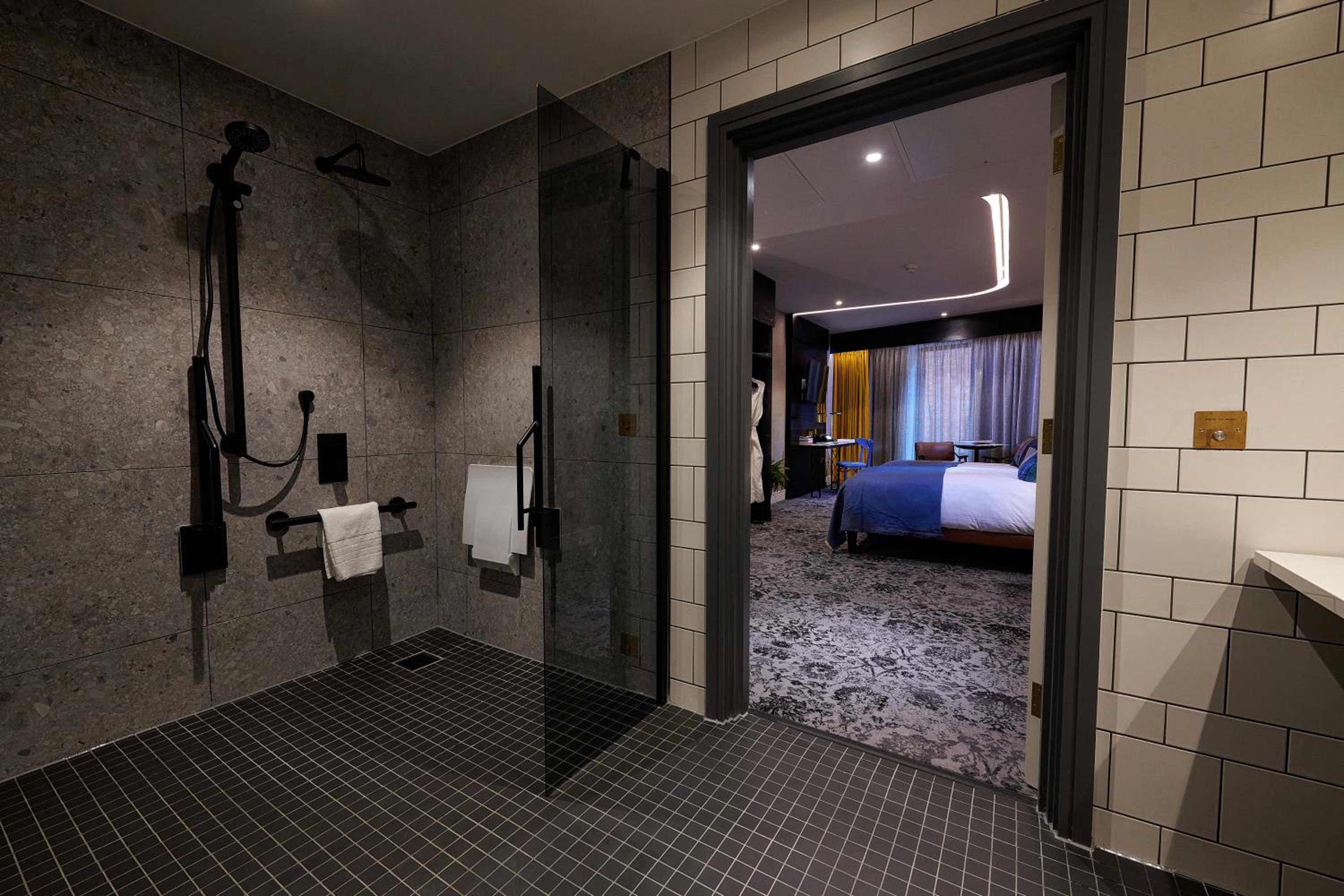 Standard King Room - Accessible - Photo 2