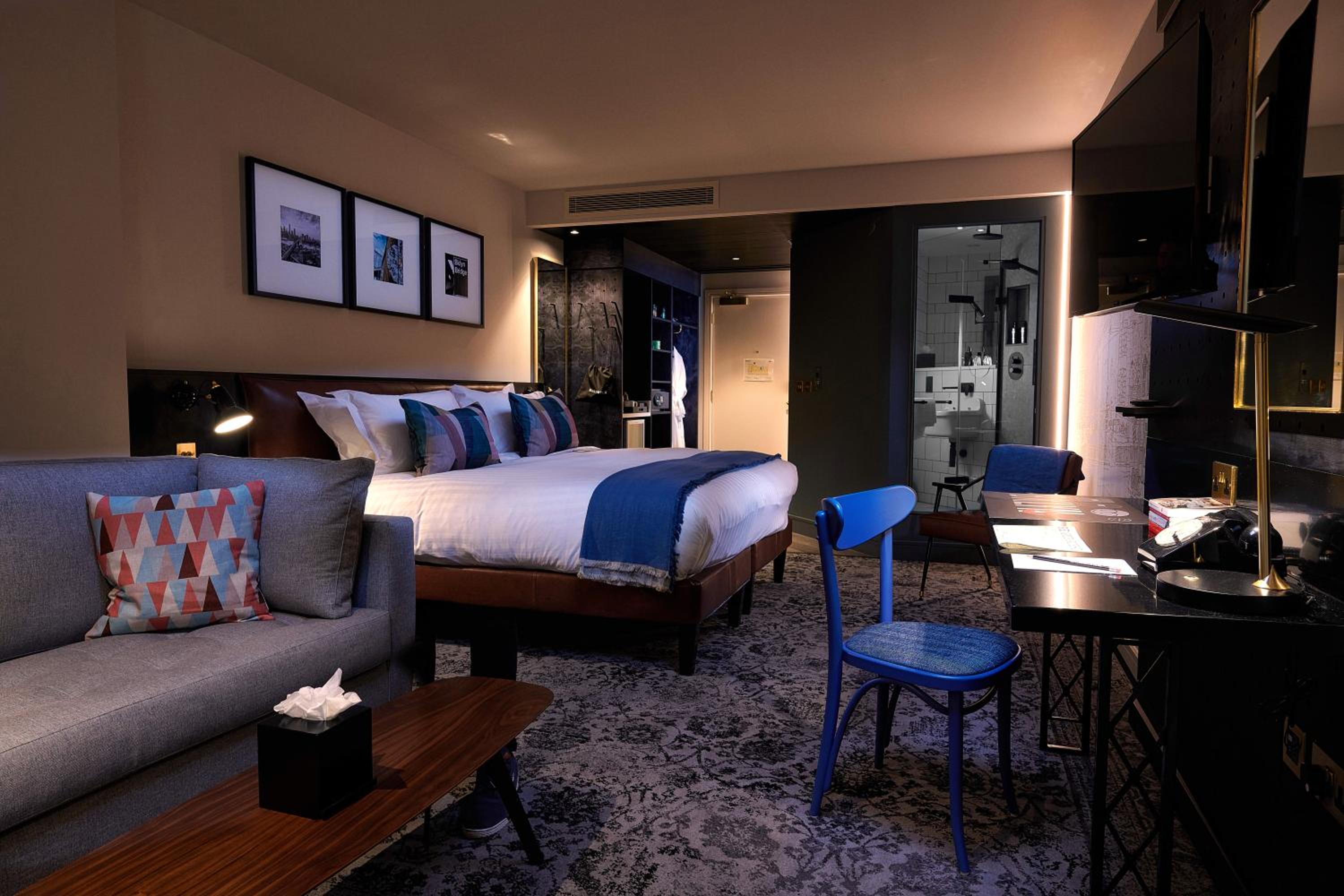 King Room with Sofa Bed - Photo 2