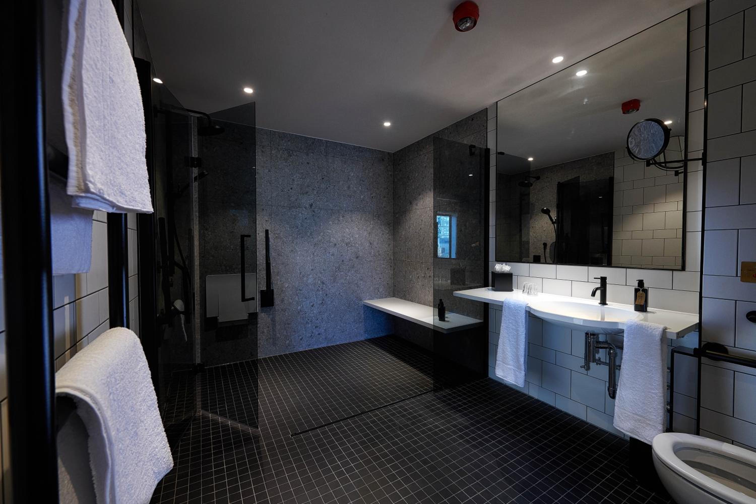 Standard King Room - Accessible - Photo 3