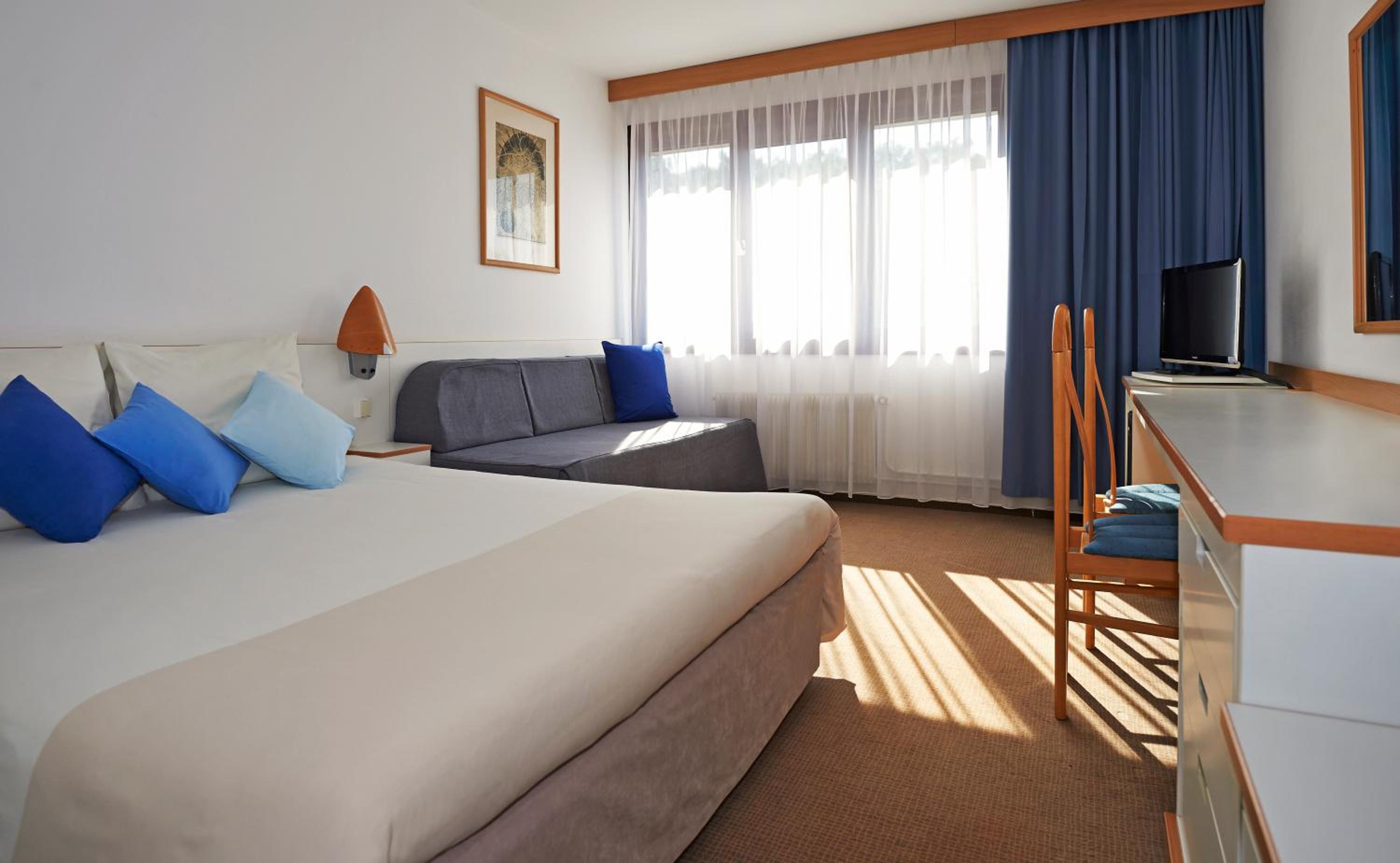 Standard Room with 1 double bed and sofa