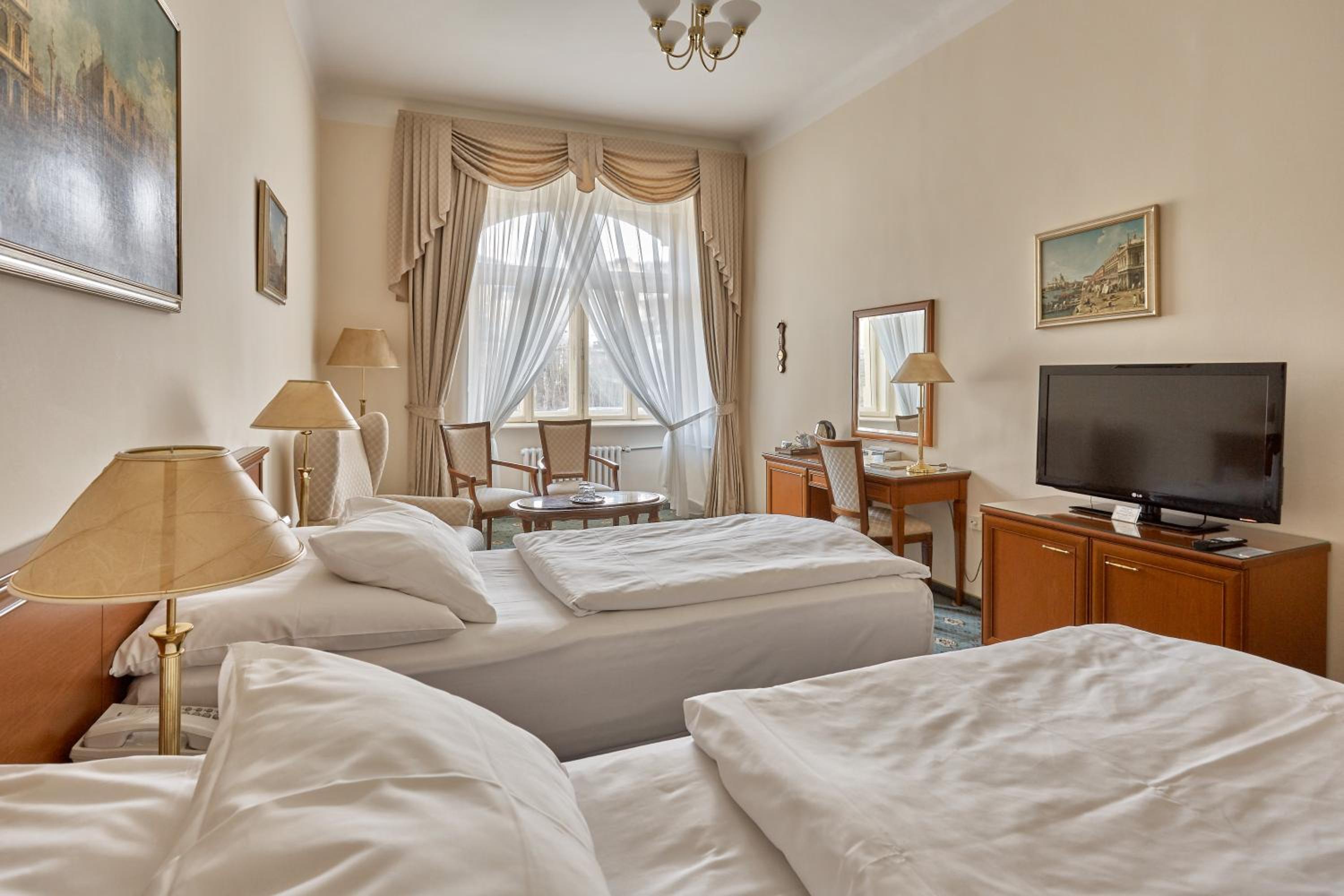 Exclusive Double Room with City View - Photo 4