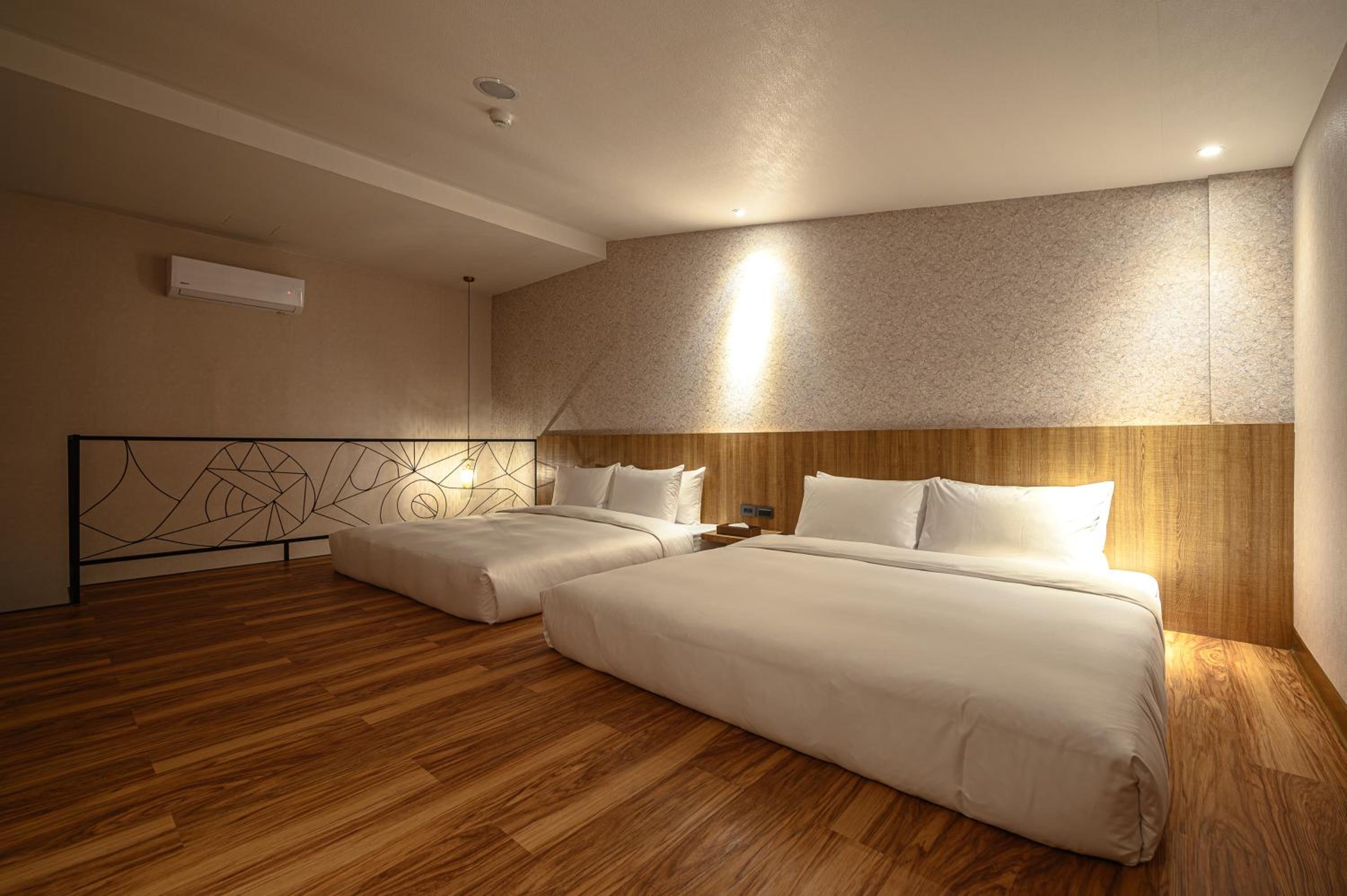 Duplex Quadruple Room - Photo 5
