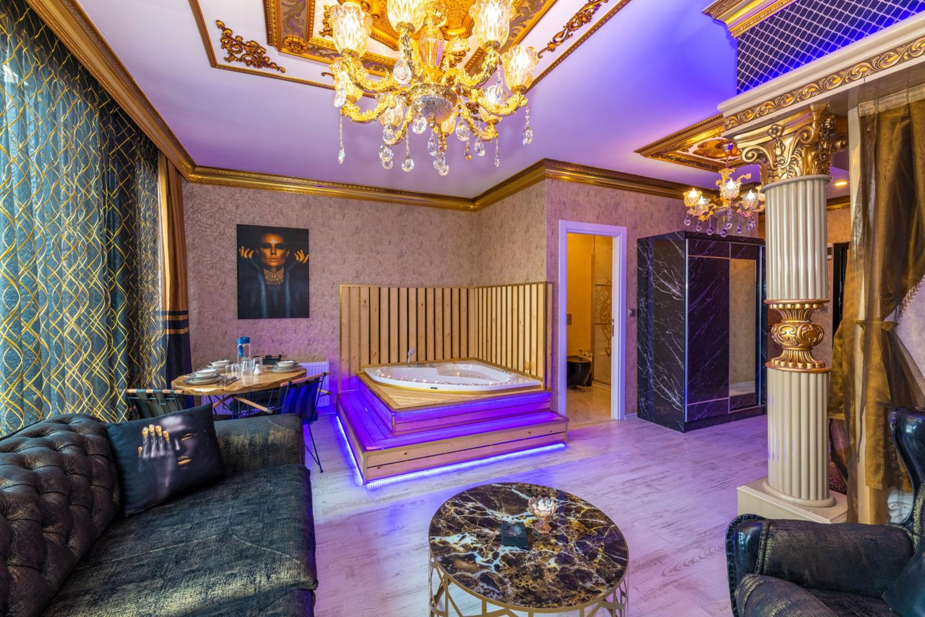 King Suite with Balcony photo 3